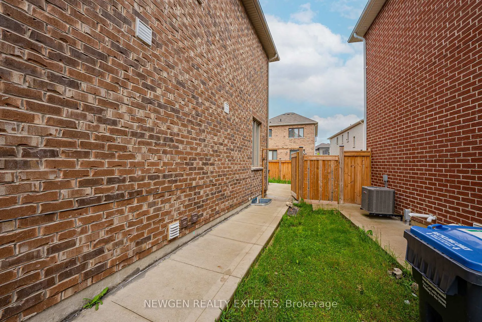 Photo 3 of 19 Boat Street, Brampton, Northwest Brampton — HOMEH