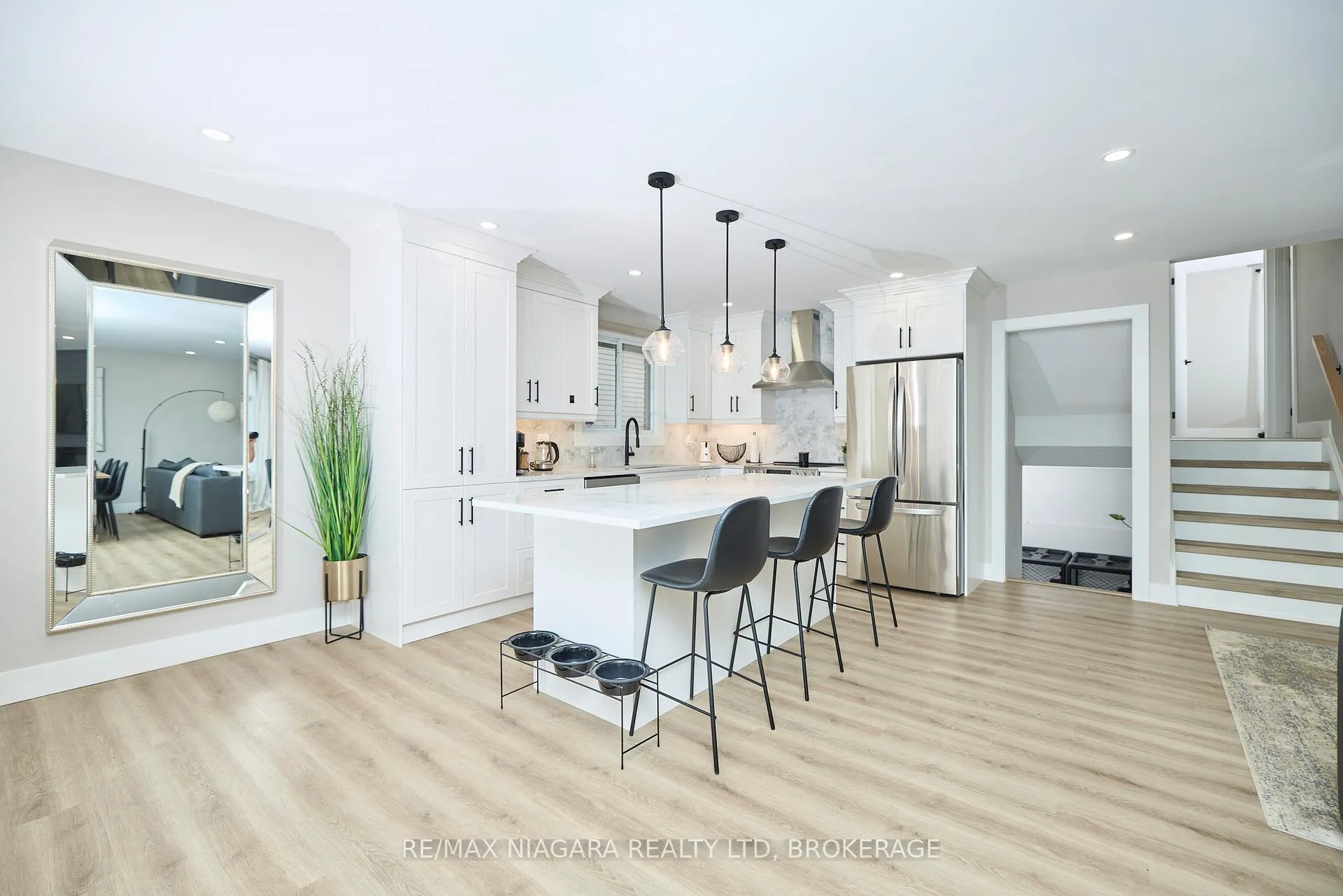 Photo 3 of 310 Main Street, St. Catharines, Port Dalhousie — HOMEH