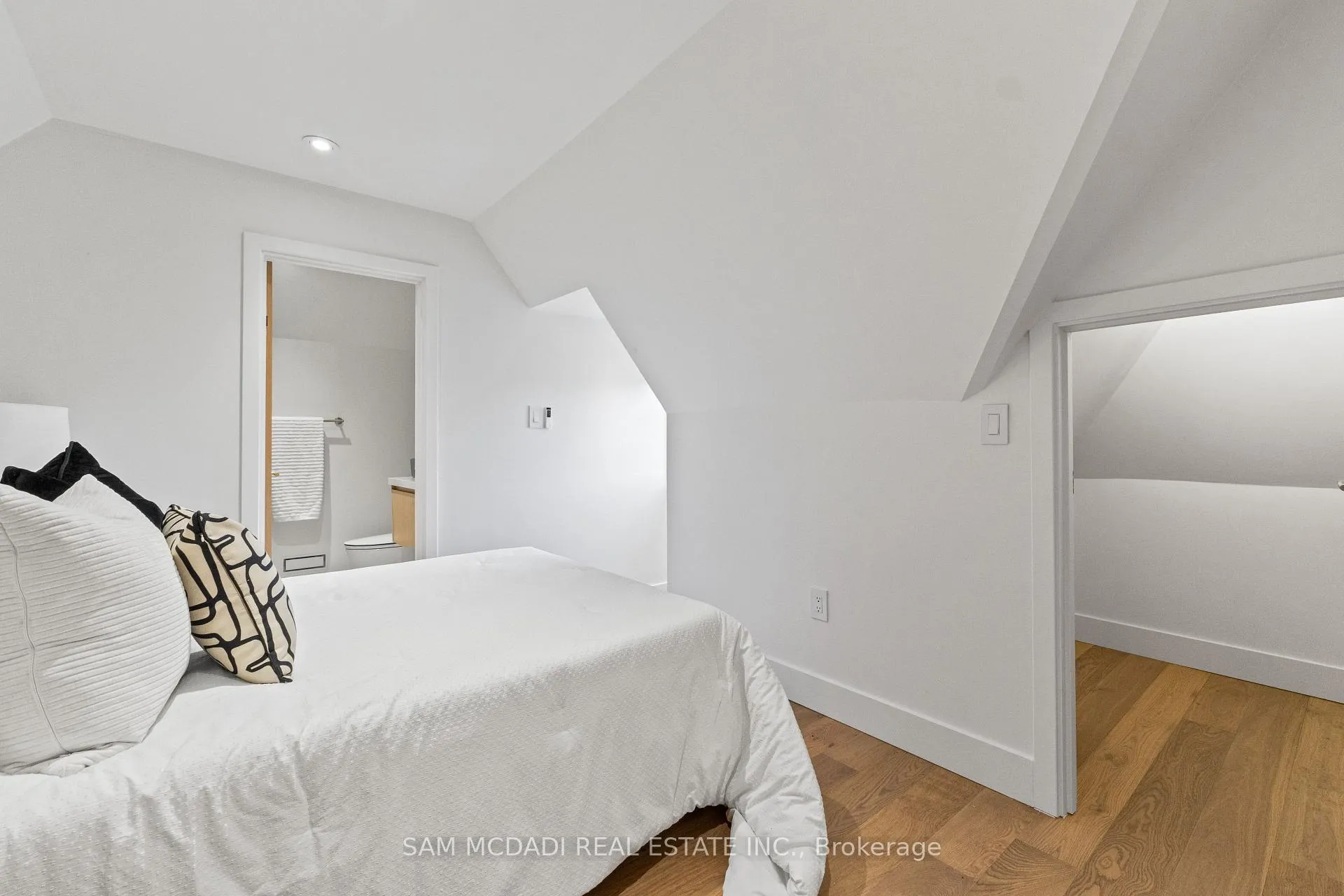 Photo 36 of 977 Unsworth Avenue, Burlington, Bayview — HOMEH