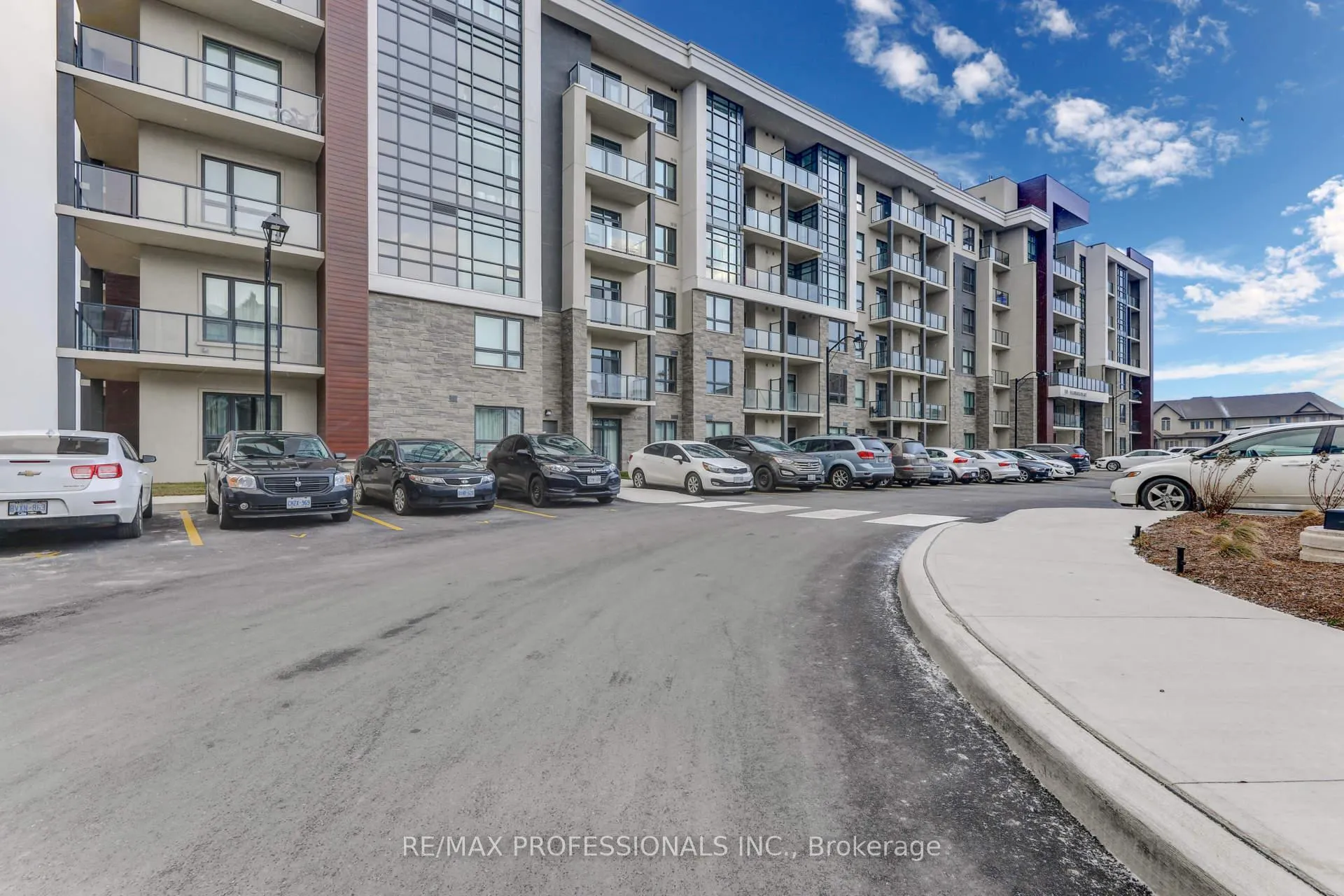 Photo 3 of Unit 124, 101 Shoreview Place, Hamilton, Lakeshore — HOMEH