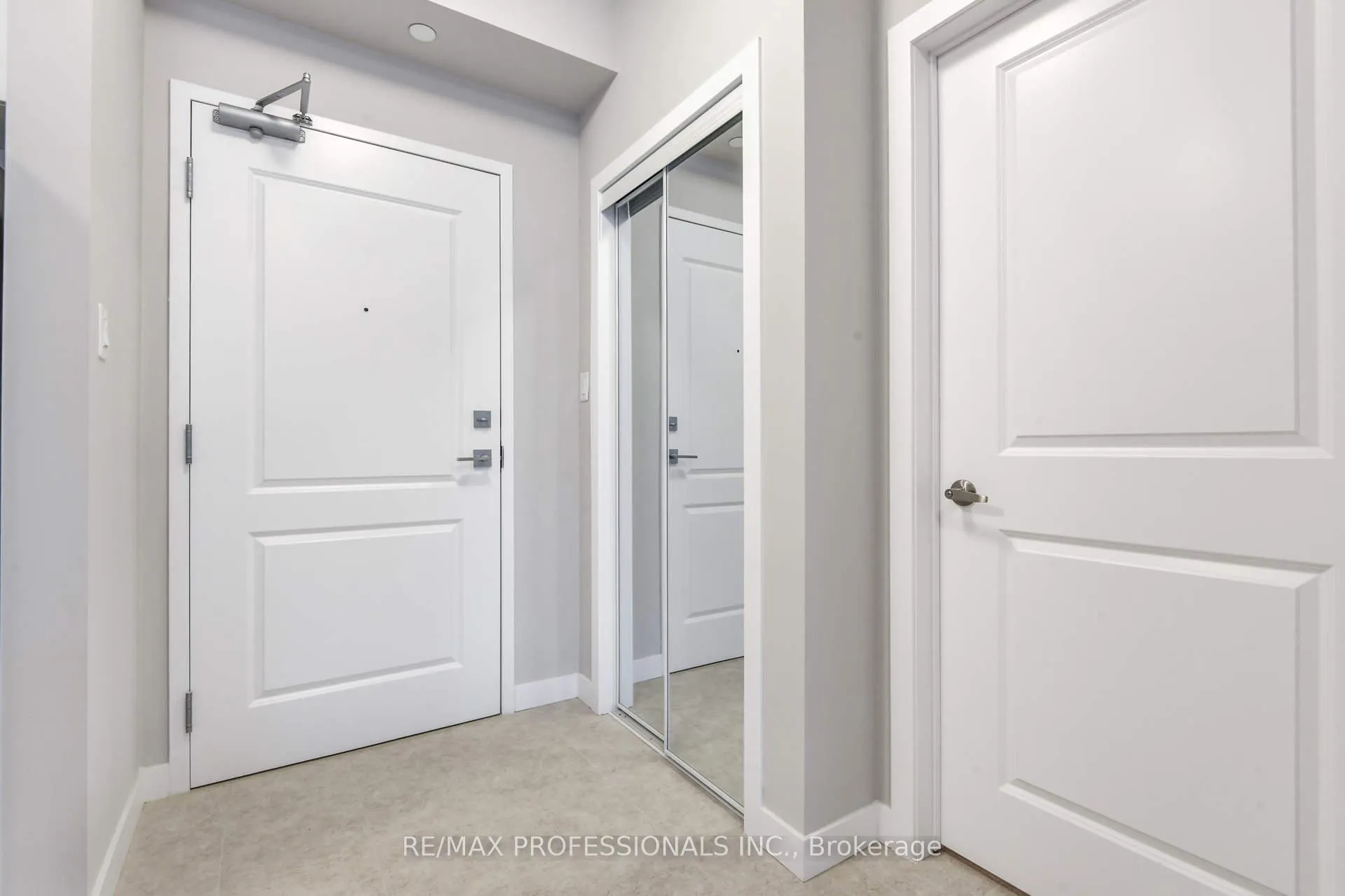 Photo 11 of Unit 124, 101 Shoreview Place, Hamilton, Lakeshore — HOMEH