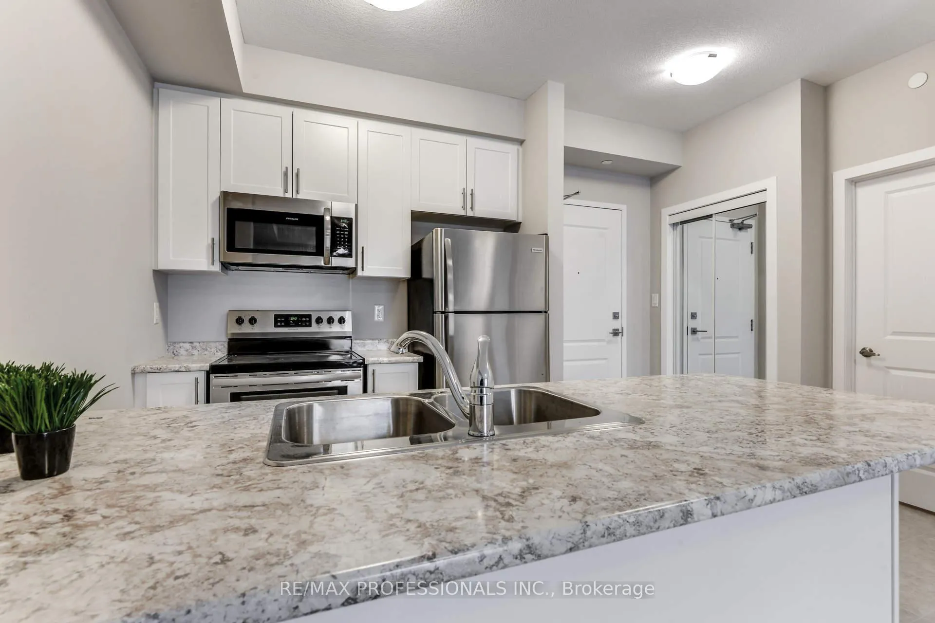 Photo 19 of Unit 124, 101 Shoreview Place, Hamilton, Lakeshore — HOMEH