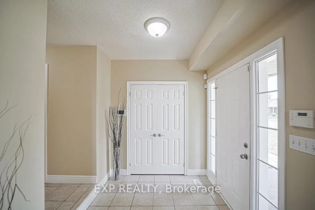 Photo 4 of 2 Carlson Place, Clarington, Bowmanville — HOMEH