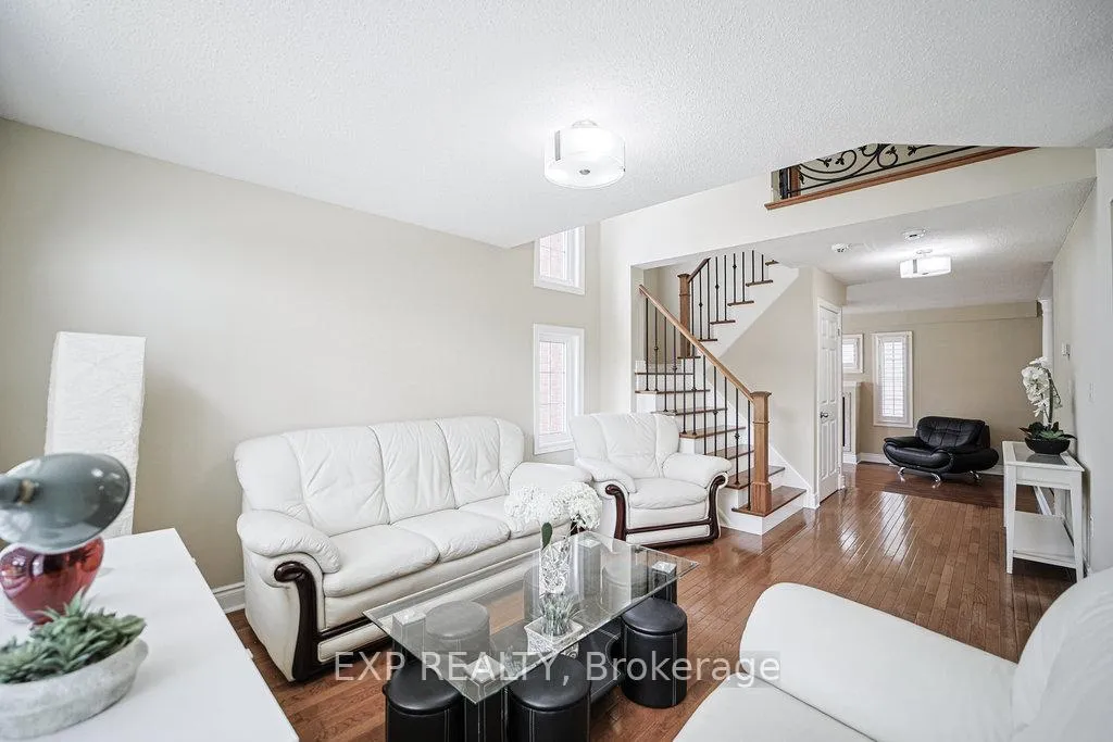 Photo 5 of 2 Carlson Place, Clarington, Bowmanville — HOMEH
