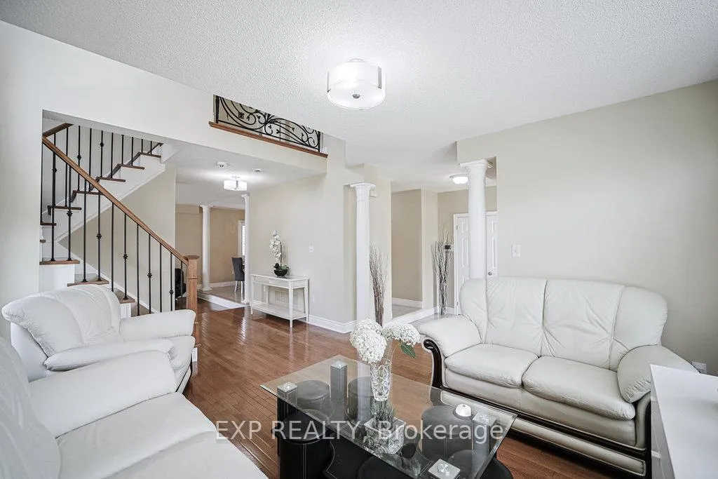 Photo 6 of 2 Carlson Place, Clarington, Bowmanville — HOMEH
