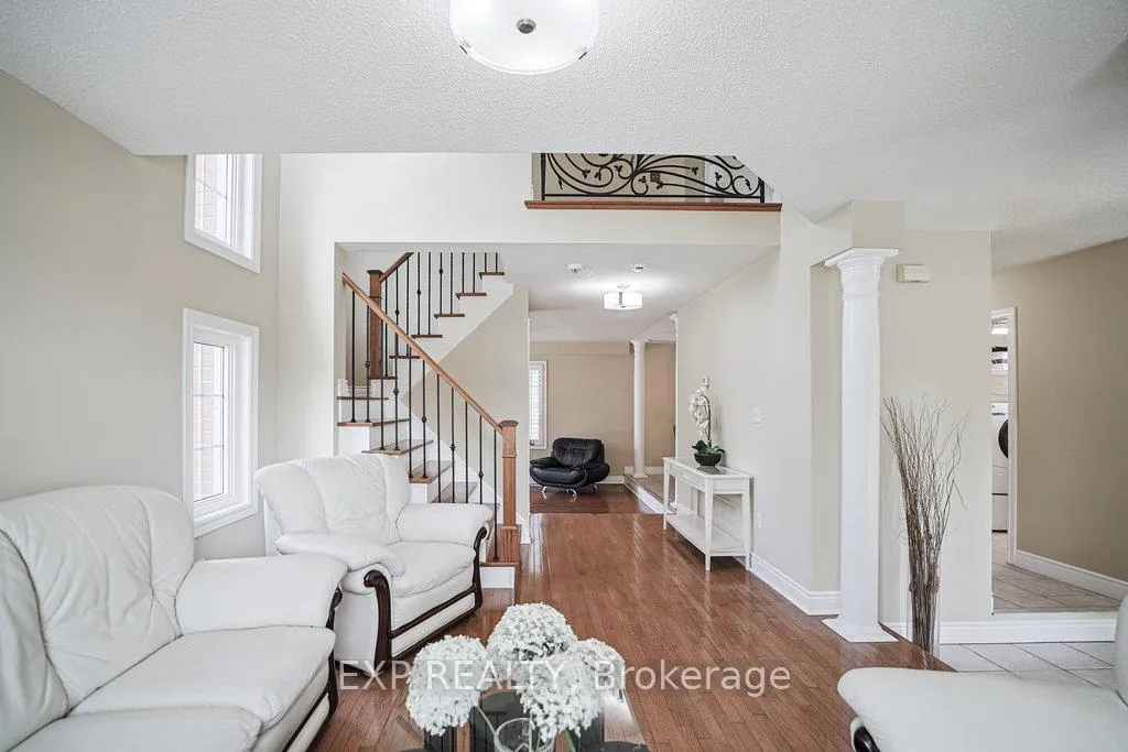 Photo 7 of 2 Carlson Place, Clarington, Bowmanville — HOMEH