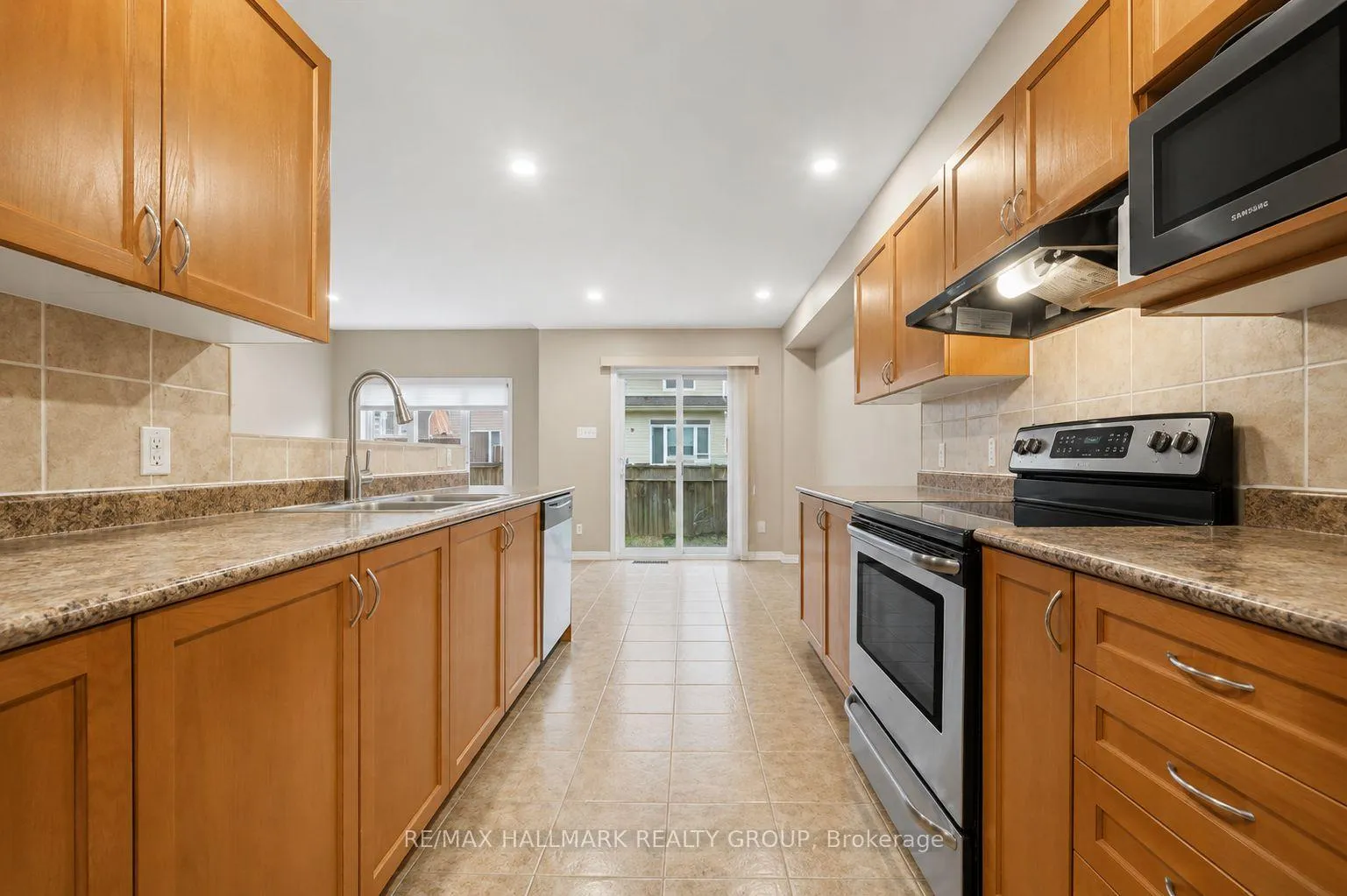 Photo 10 of 224 Lamplighters Drive, Ottawa, Barrhaven - Cedargrove/Fraserdale — HOMEH