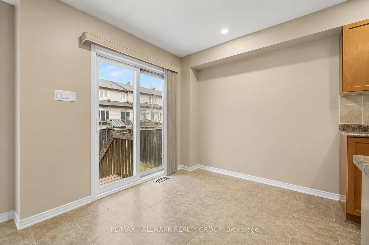 Photo 12 of 224 Lamplighters Drive, Ottawa, Barrhaven - Cedargrove/Fraserdale — HOMEH