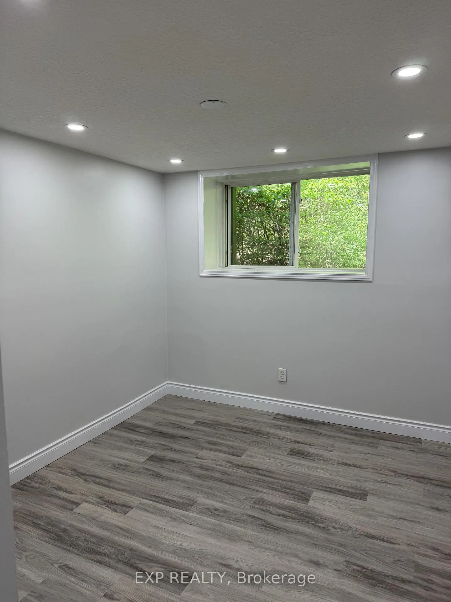 Photo 5 of 45 cedar hill Crescent, Kitchener, King East — HOMEH