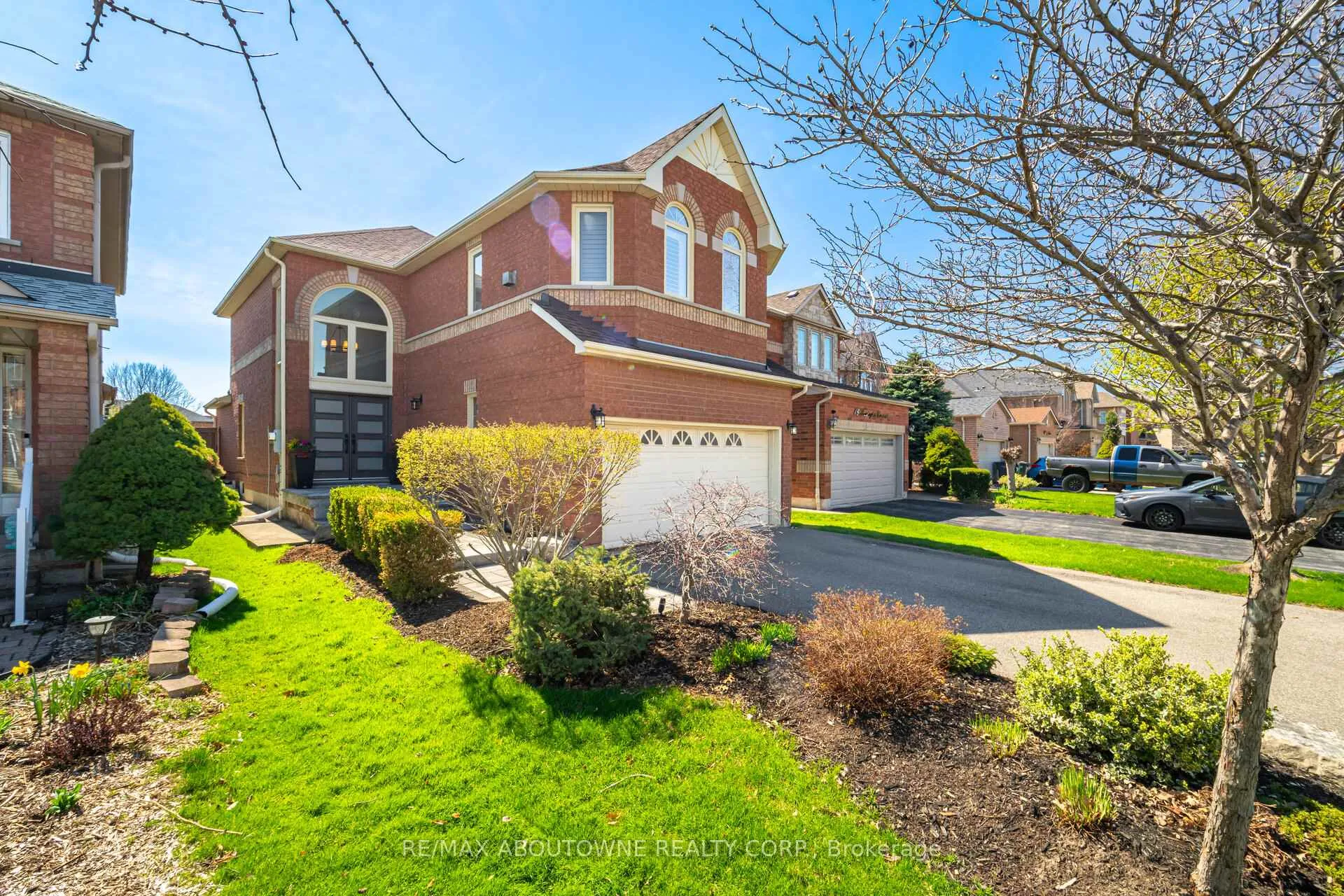 Photo 2 of 44 Banington Crescent, Brampton, Snelgrove — HOMEH