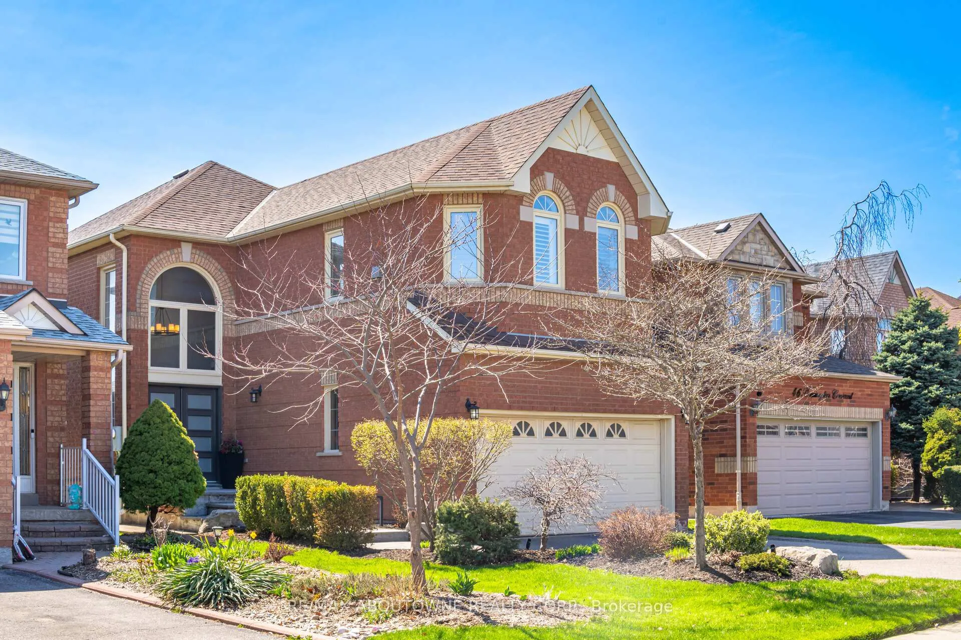 Photo 3 of 44 Banington Crescent, Brampton, Snelgrove — HOMEH