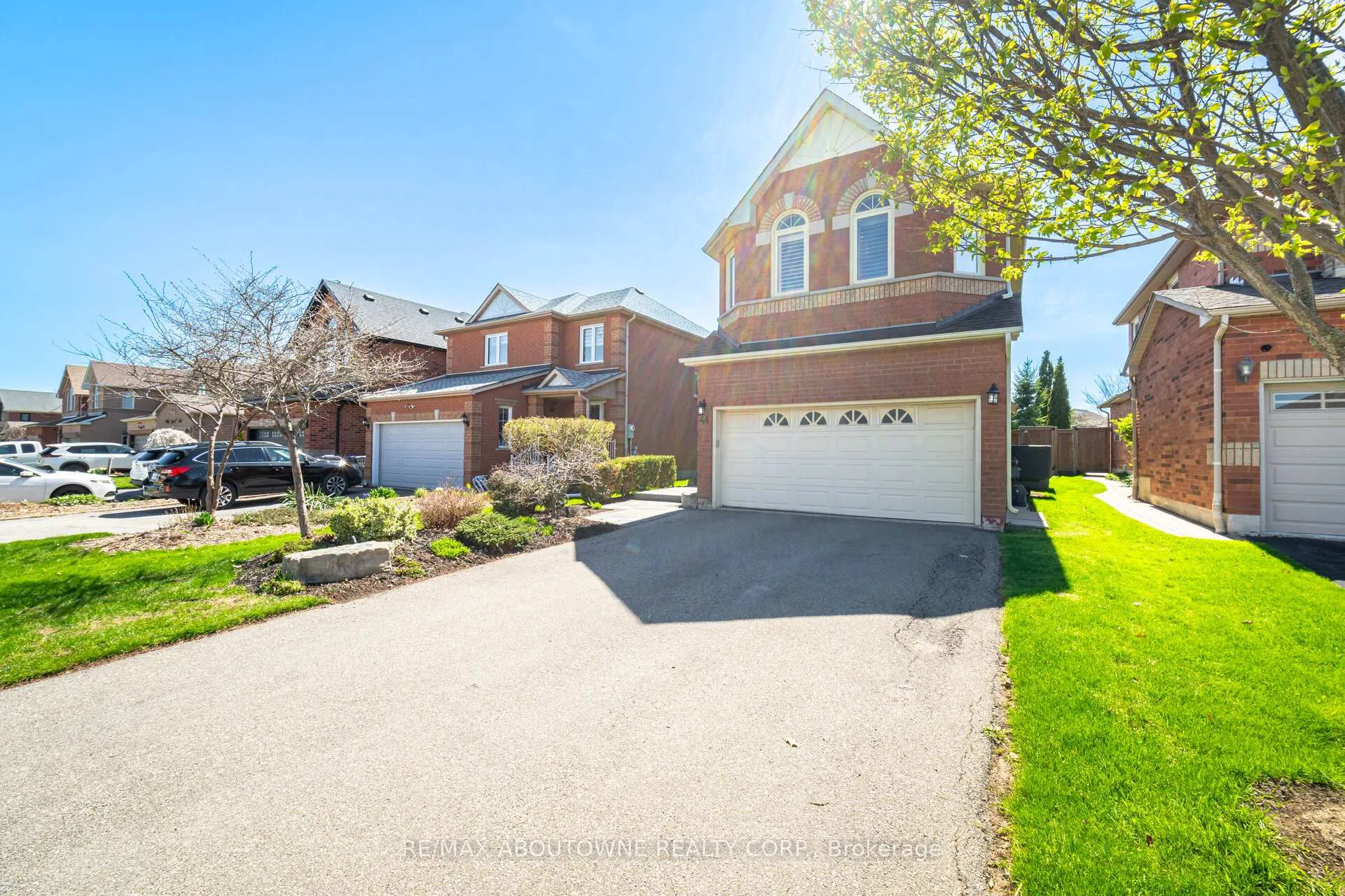 Photo 4 of 44 Banington Crescent, Brampton, Snelgrove — HOMEH