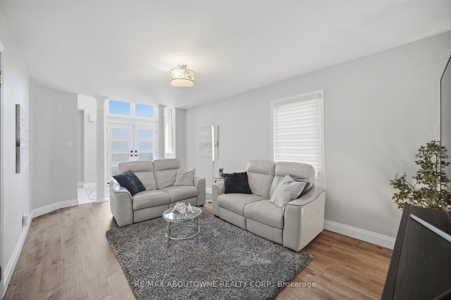 Photo 8 of 44 Banington Crescent, Brampton, Snelgrove — HOMEH