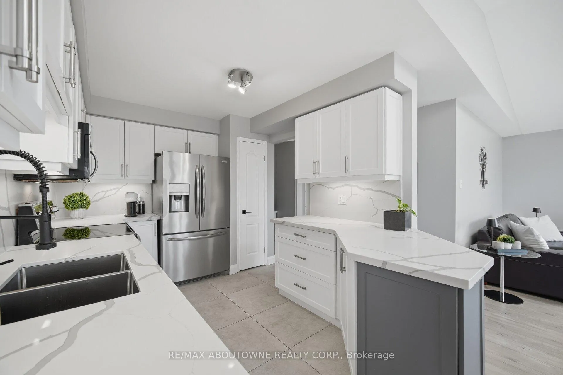 Photo 13 of 44 Banington Crescent, Brampton, Snelgrove — HOMEH