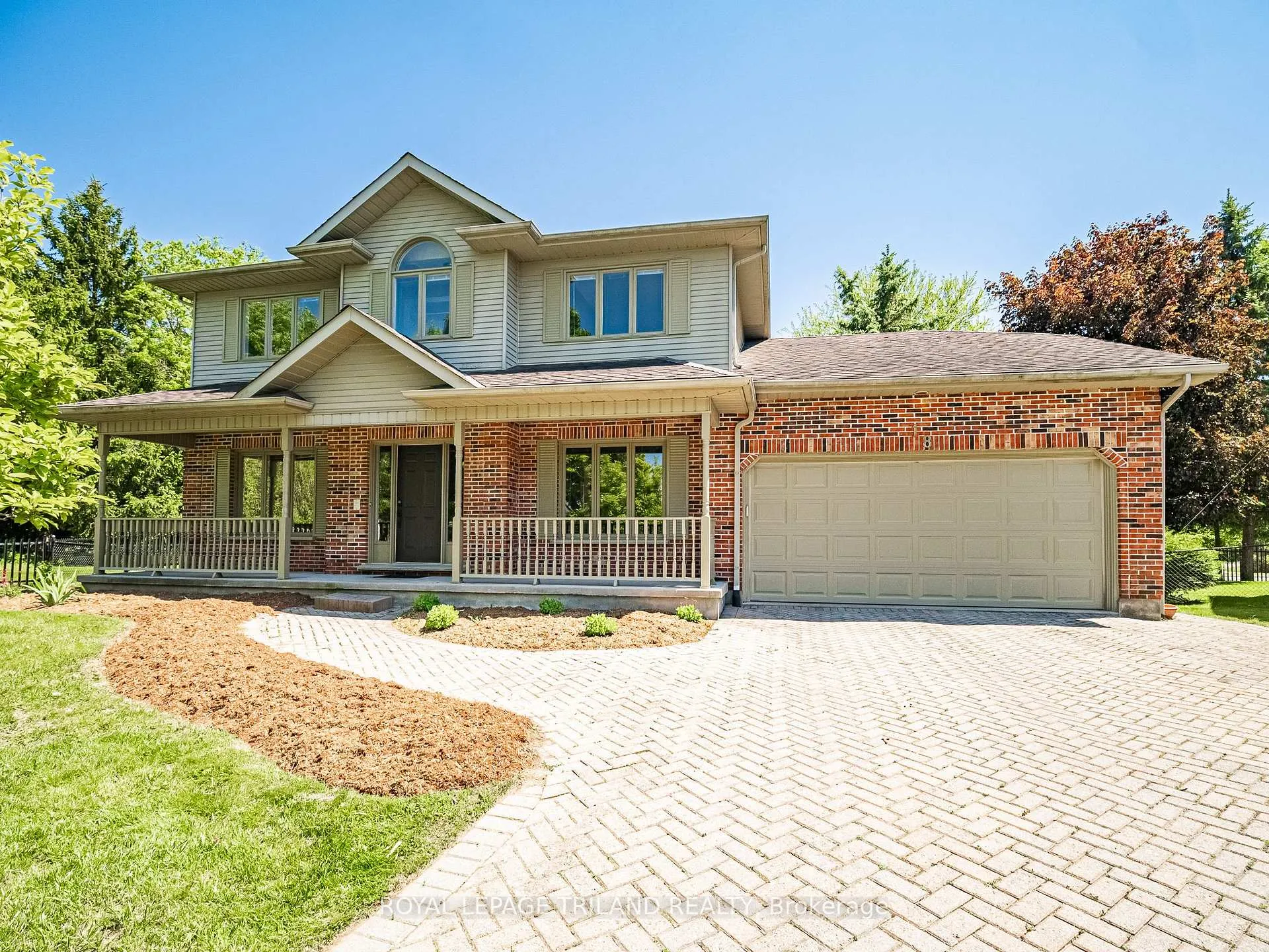 Front of 18 Angus Court W