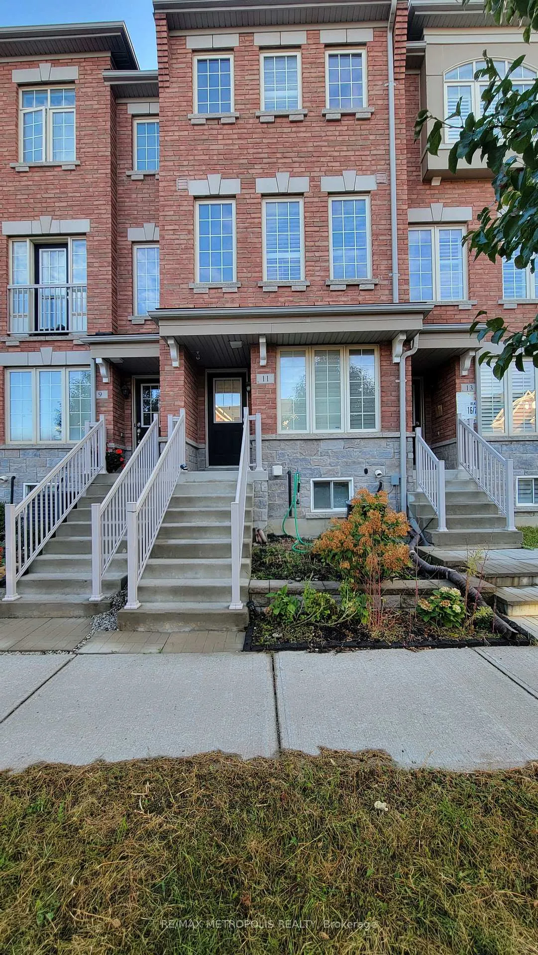 Photo 1 of 11 Valliere Drive, Markham, Berczy — HOMEH