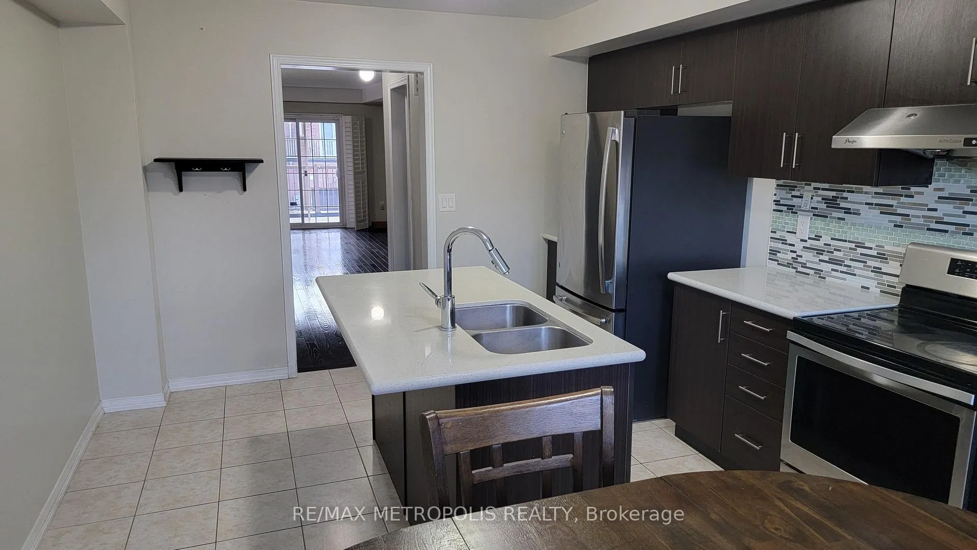Photo 8 of 11 Valliere Drive, Markham, Berczy — HOMEH
