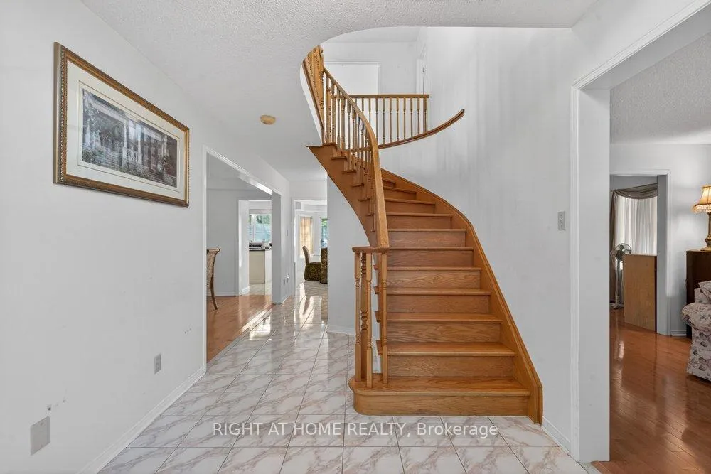 Photo 4 of 130 Eagleridge Drive, Brampton, Sandringham-Wellington — HOMEH