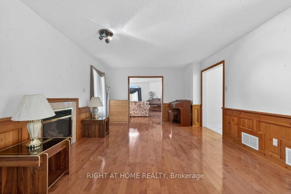 Photo 5 of 130 Eagleridge Drive, Brampton, Sandringham-Wellington — HOMEH