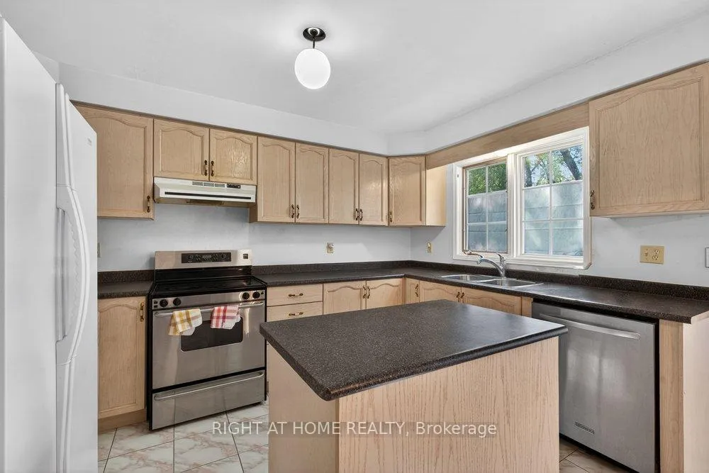 Photo 18 of 130 Eagleridge Drive, Brampton, Sandringham-Wellington — HOMEH