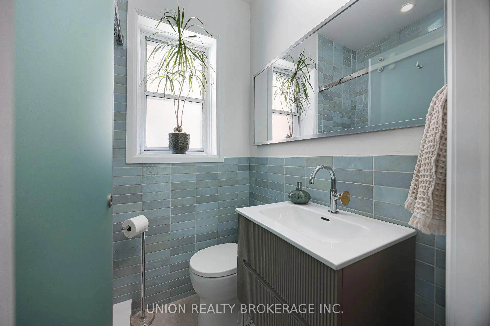 Photo 11 of 273 Lee Avenue, Toronto, The Beaches — HOMEH