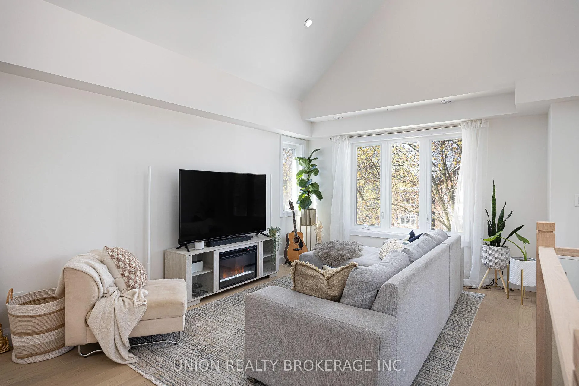 Photo 15 of 273 Lee Avenue, Toronto, The Beaches — HOMEH