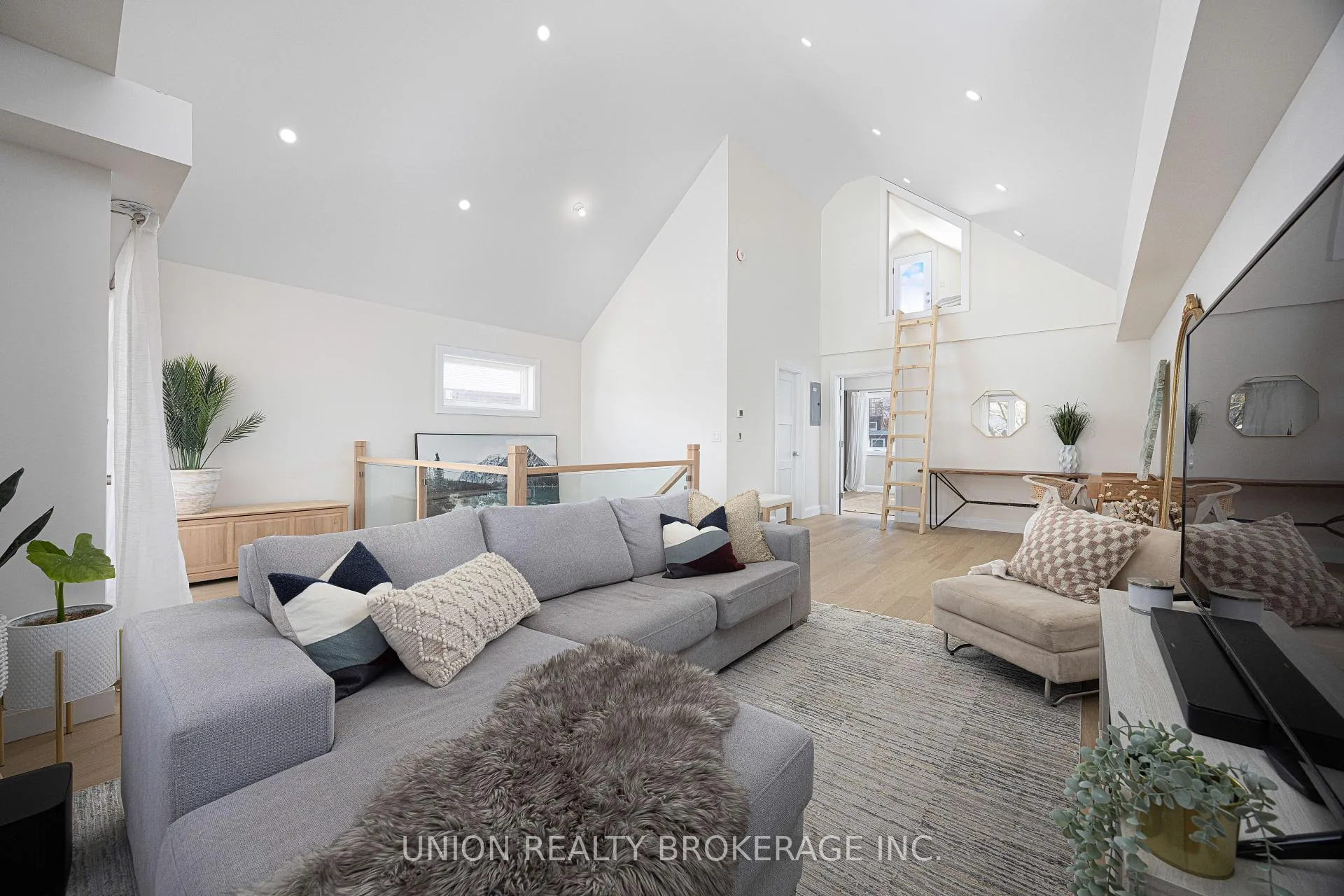 Photo 16 of 273 Lee Avenue, Toronto, The Beaches — HOMEH