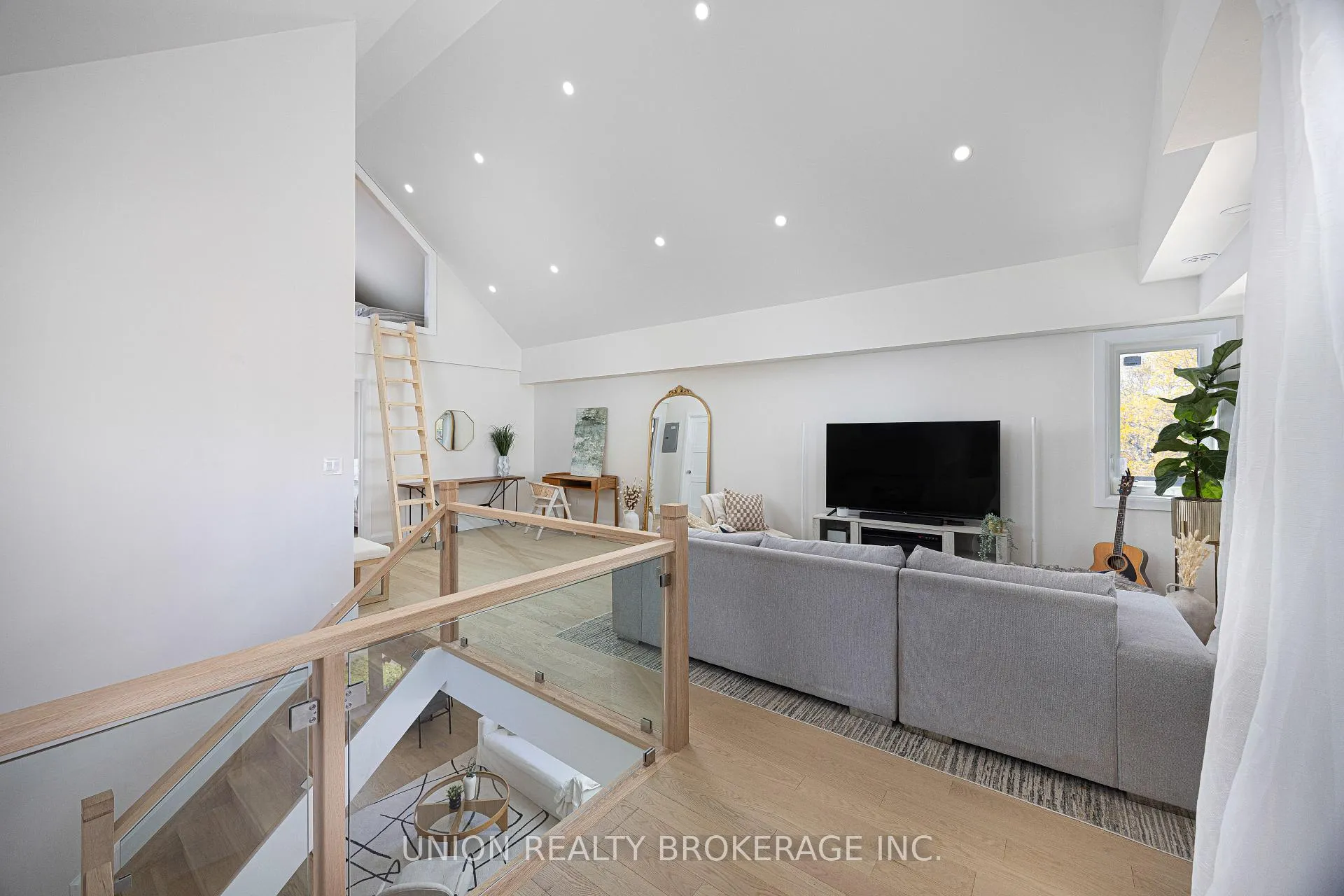 Photo 18 of 273 Lee Avenue, Toronto, The Beaches — HOMEH