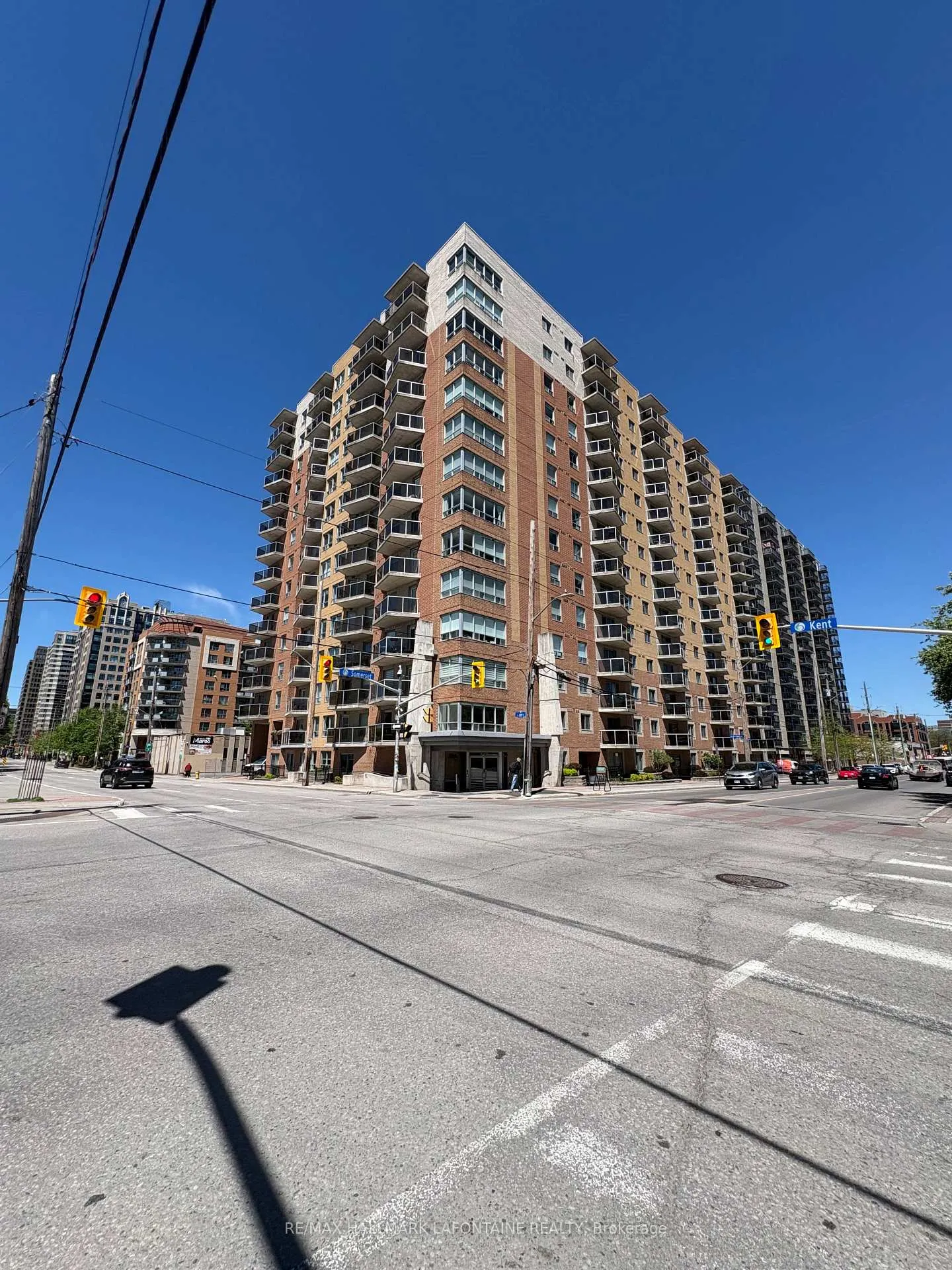 Front of Unit 402, 429 Somerset Street W