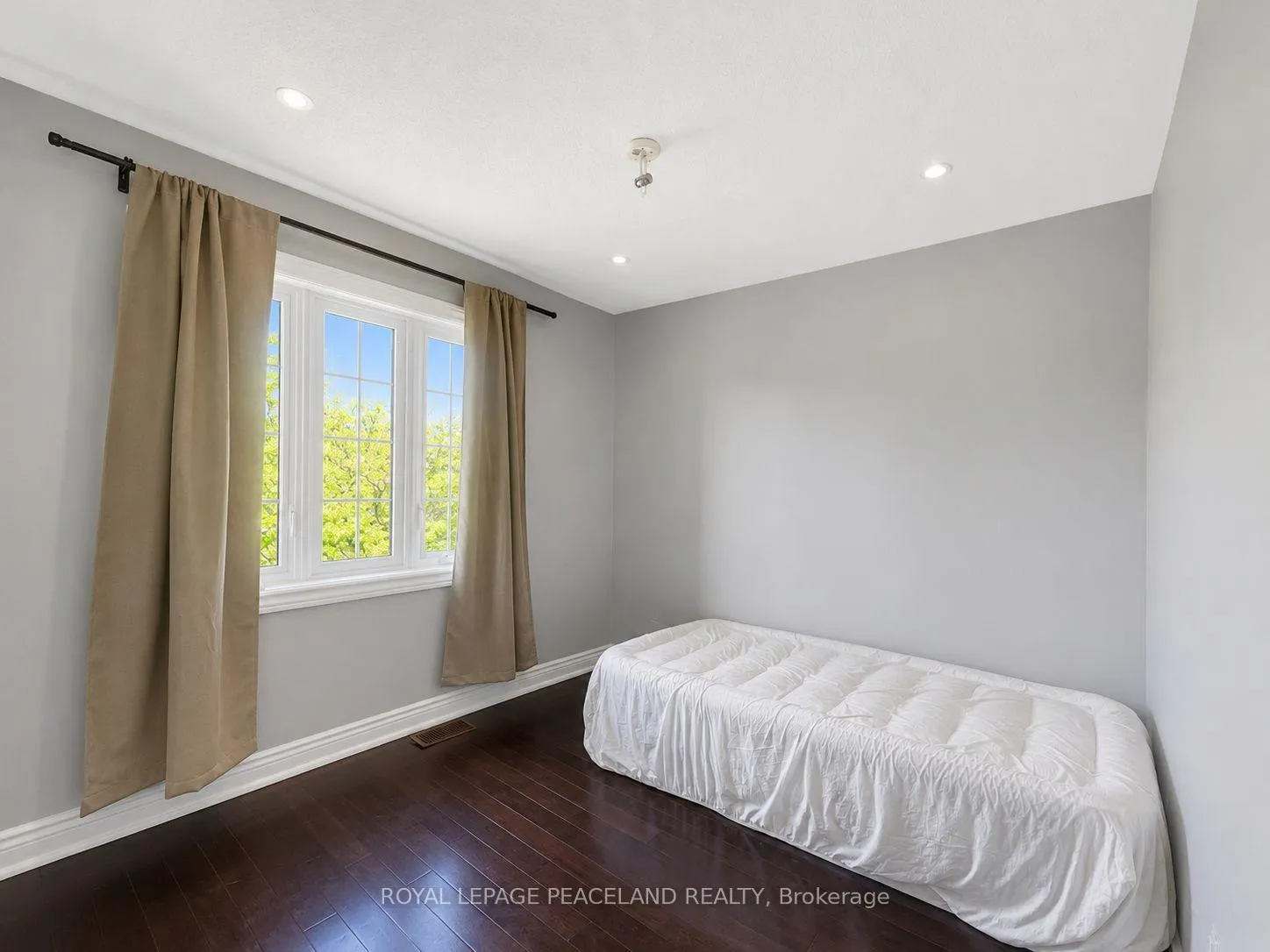 Photo 7 of 65 Tanglemere Crescent, Brampton, Fletcher's Meadow — HOMEH