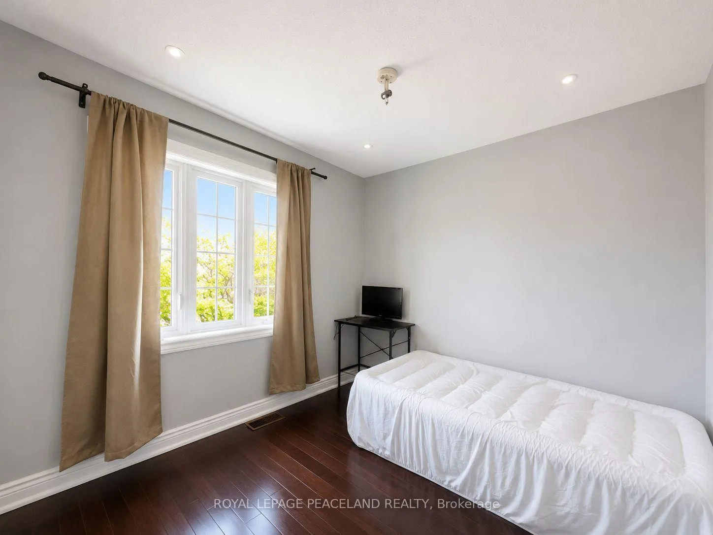 Photo 8 of 65 Tanglemere Crescent, Brampton, Fletcher's Meadow — HOMEH