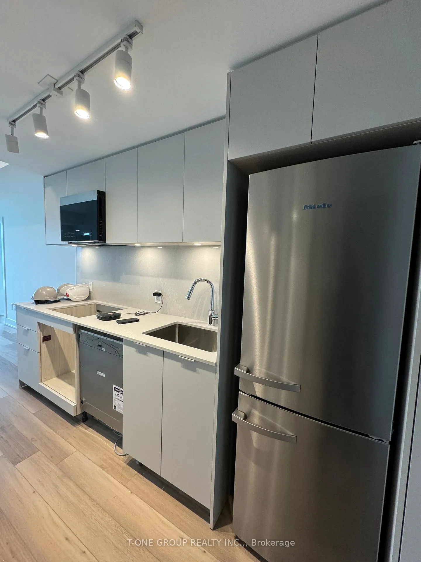 Photo 4 of Unit 1703, 8 Cedarland Drive, Markham, Unionville — HOMEH