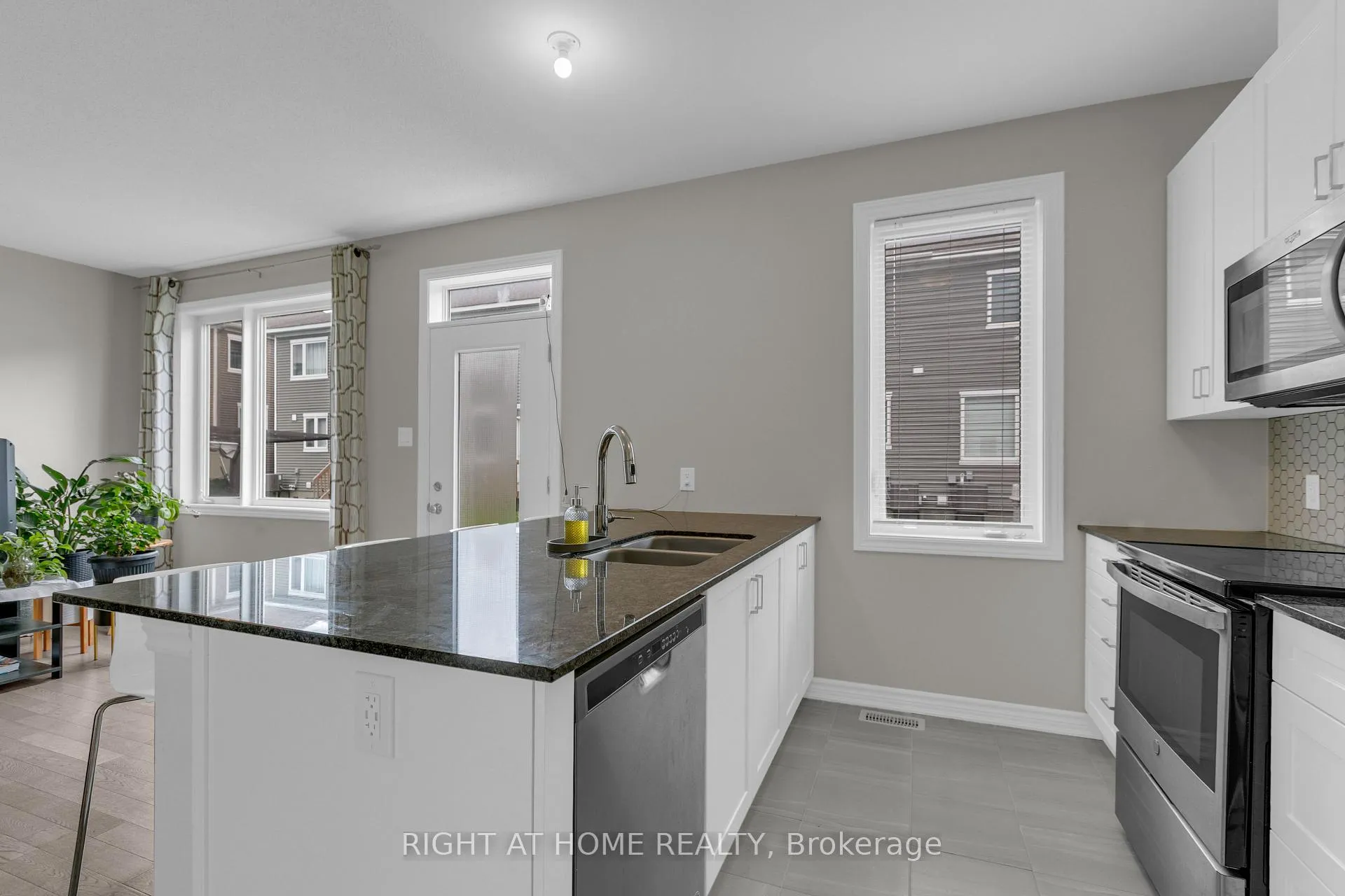 Photo 11 of 46 Focality Crescent, Ottawa, Barrhaven - Half Moon Bay — HOMEH