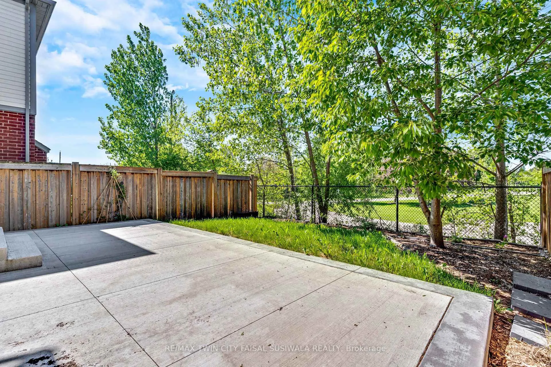 Photo 3 of 290 Apple Hill Crescent, Kitchener, Trussler — HOMEH