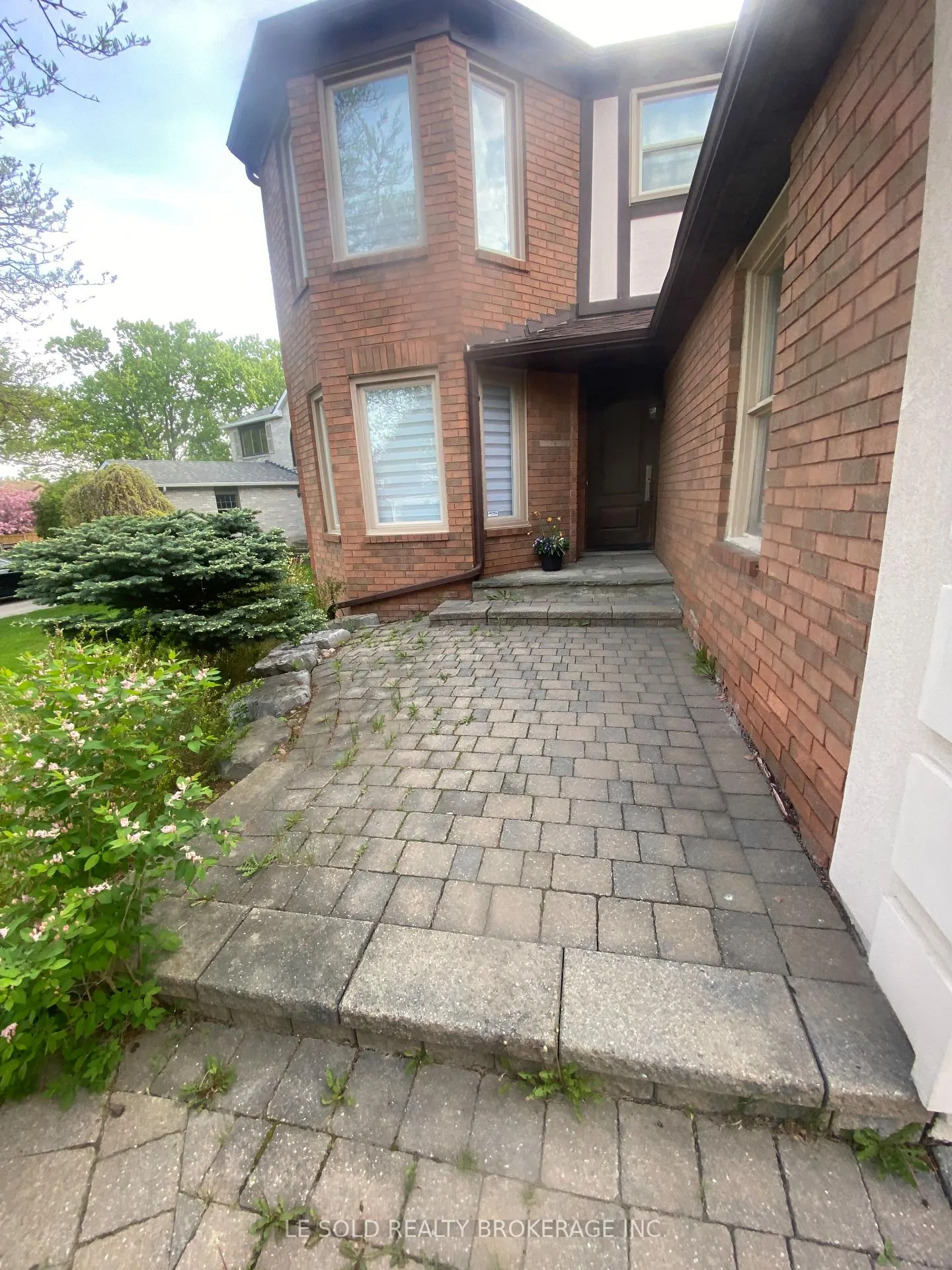 Photo 3 of 10 Mcdougall Court, Vaughan, Uplands — HOMEH