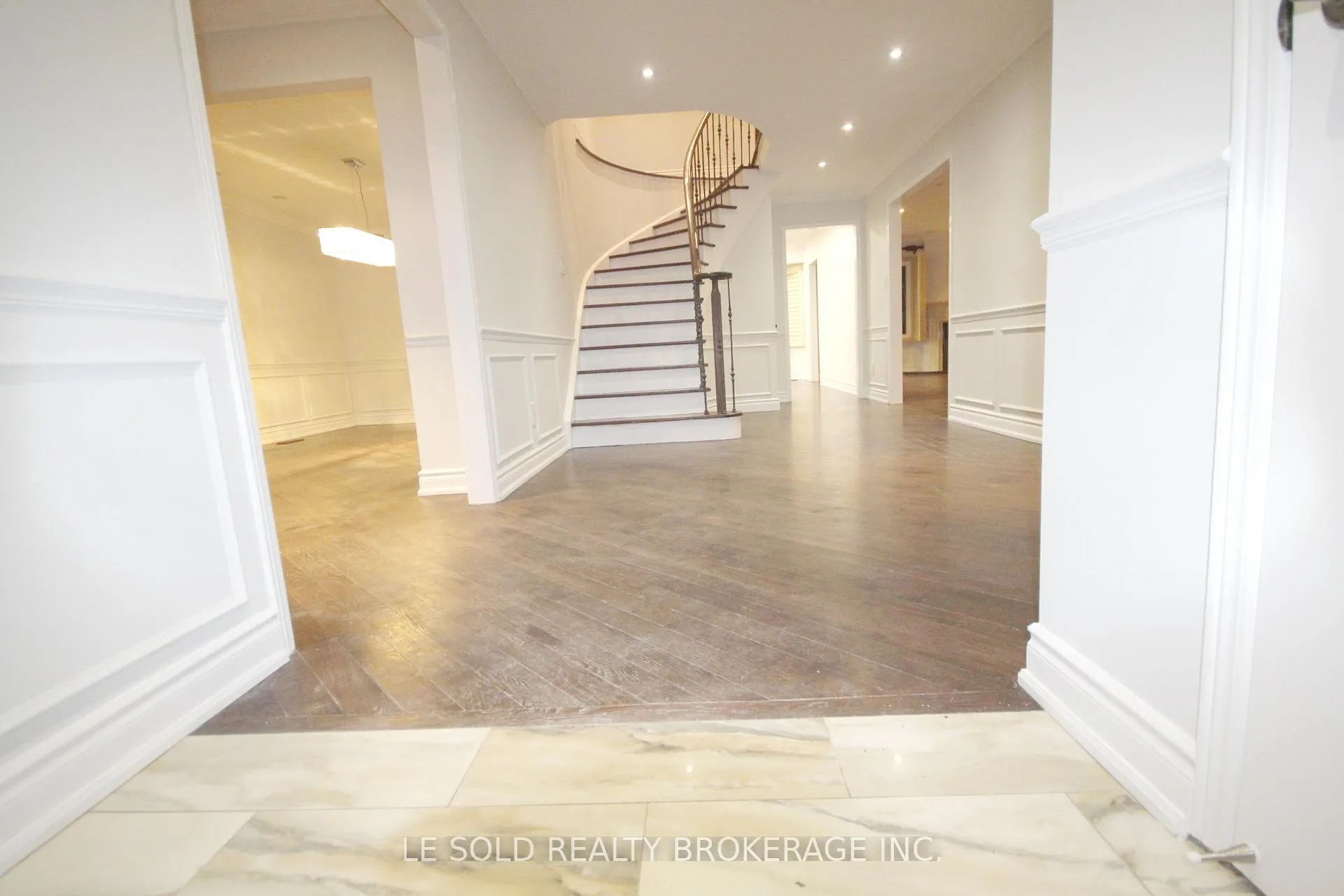 Photo 4 of 10 Mcdougall Court, Vaughan, Uplands — HOMEH