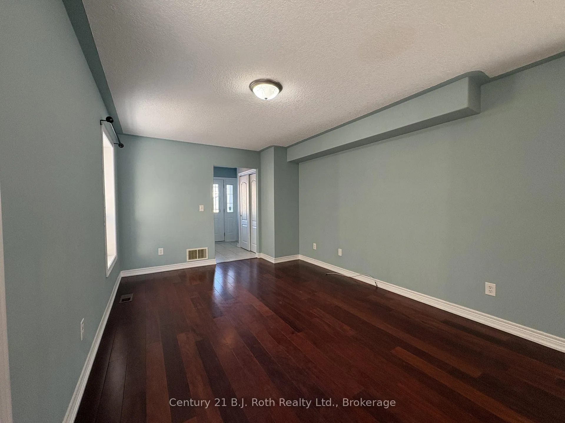 Photo 4 of 34 Pearl Drive, Orillia — HOMEH