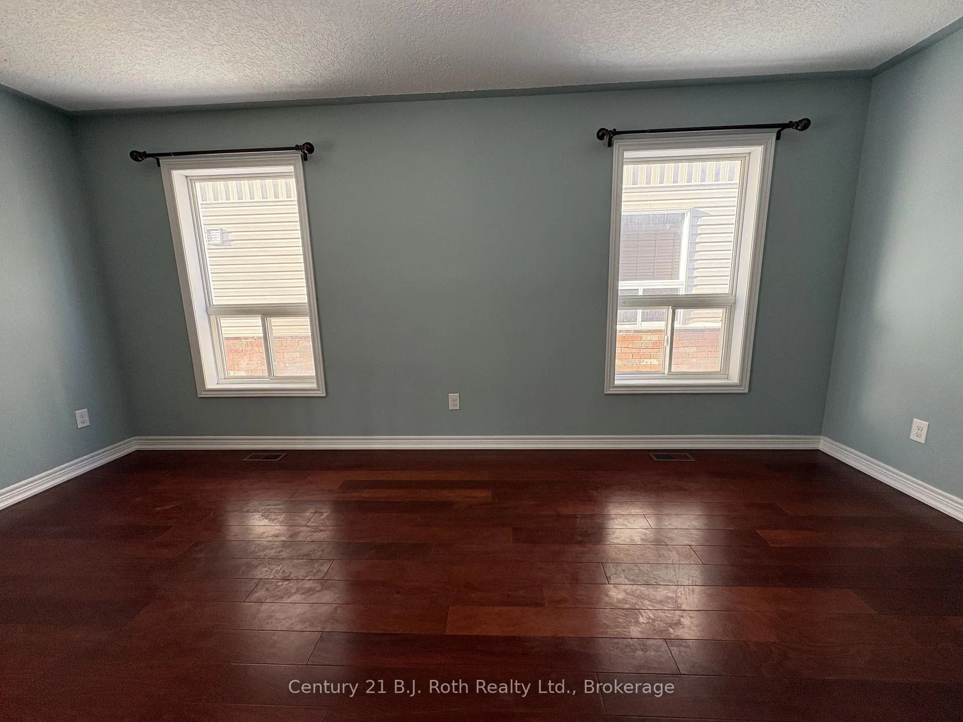 Photo 5 of 34 Pearl Drive, Orillia — HOMEH