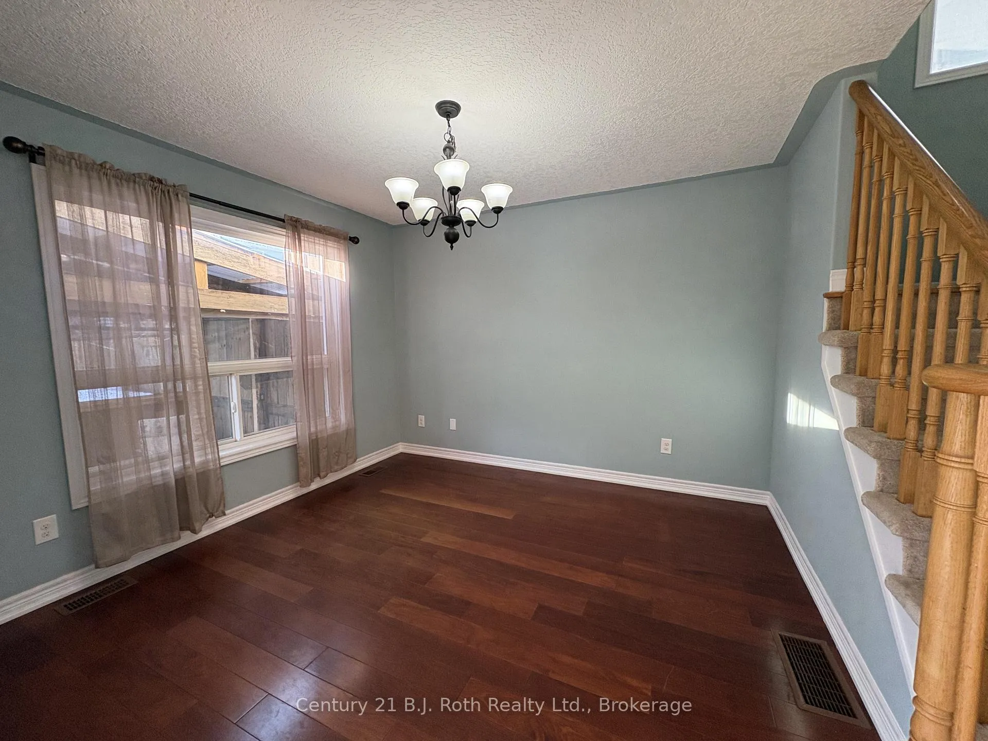 Photo 11 of 34 Pearl Drive, Orillia — HOMEH