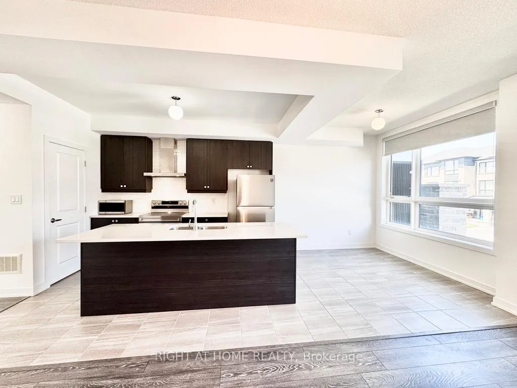 Photo 3 of 16 Blue Forest Crescent, Barrie, Innis-Shore — HOMEH