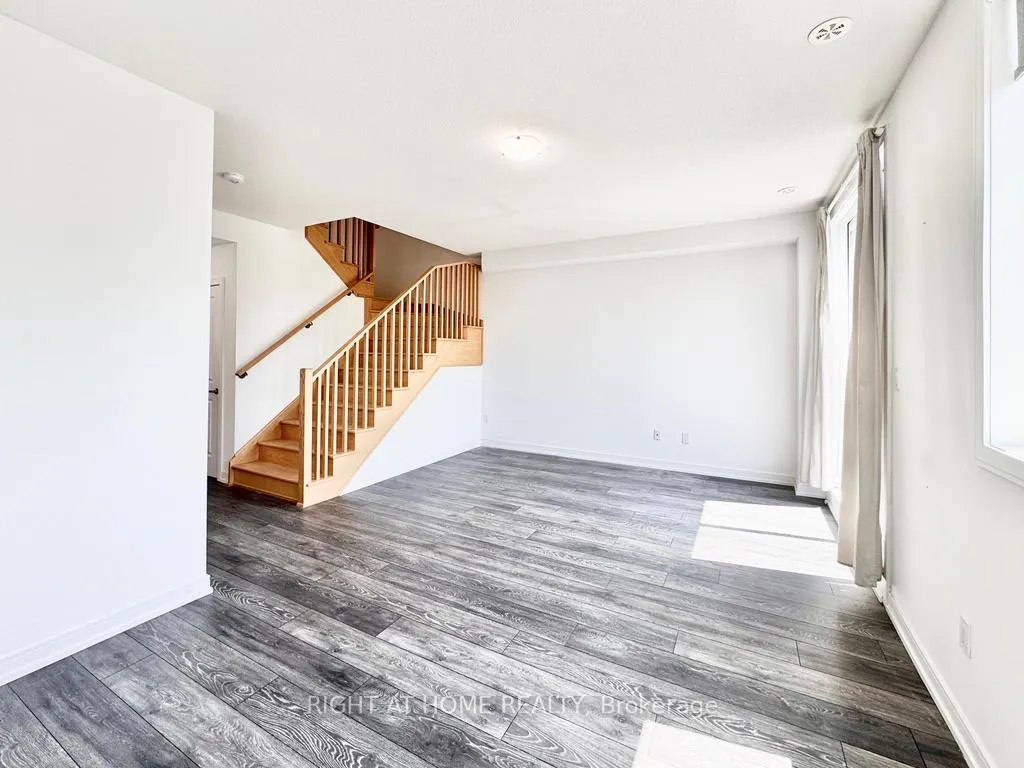 Photo 8 of 16 Blue Forest Crescent, Barrie, Innis-Shore — HOMEH