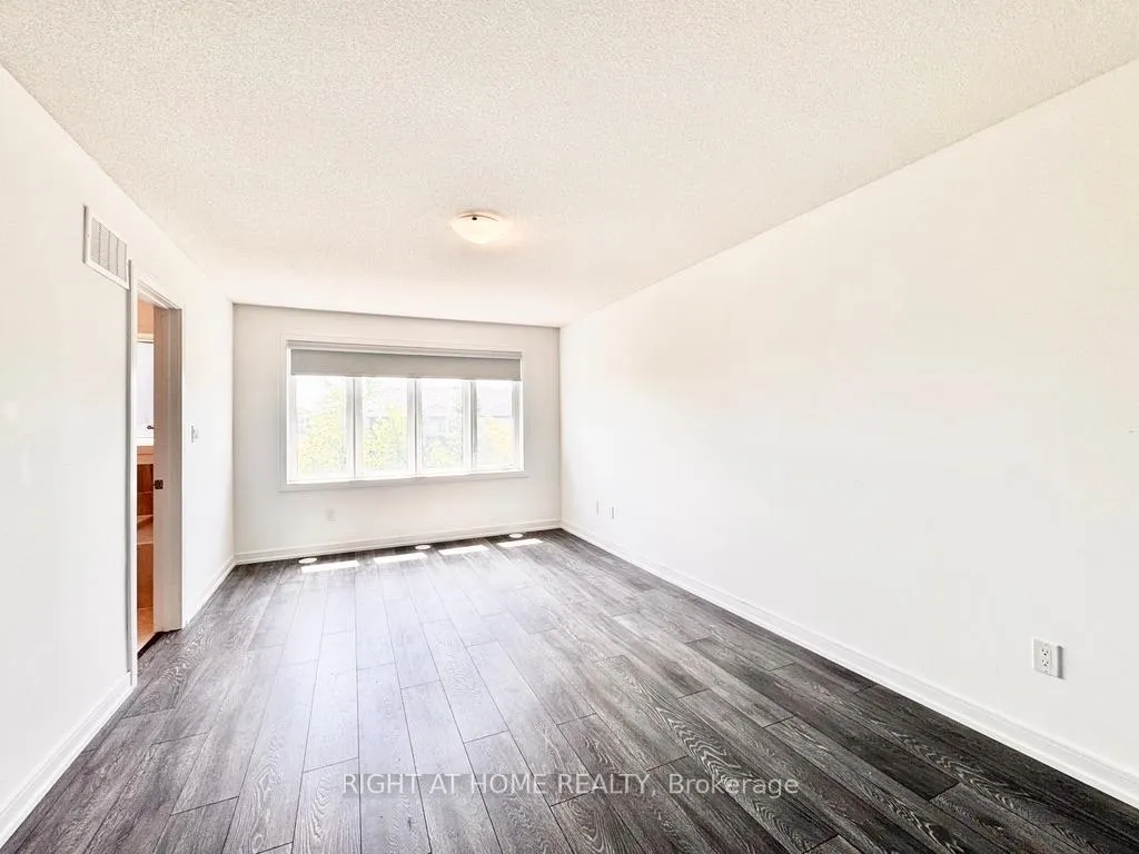 Photo 11 of 16 Blue Forest Crescent, Barrie, Innis-Shore — HOMEH