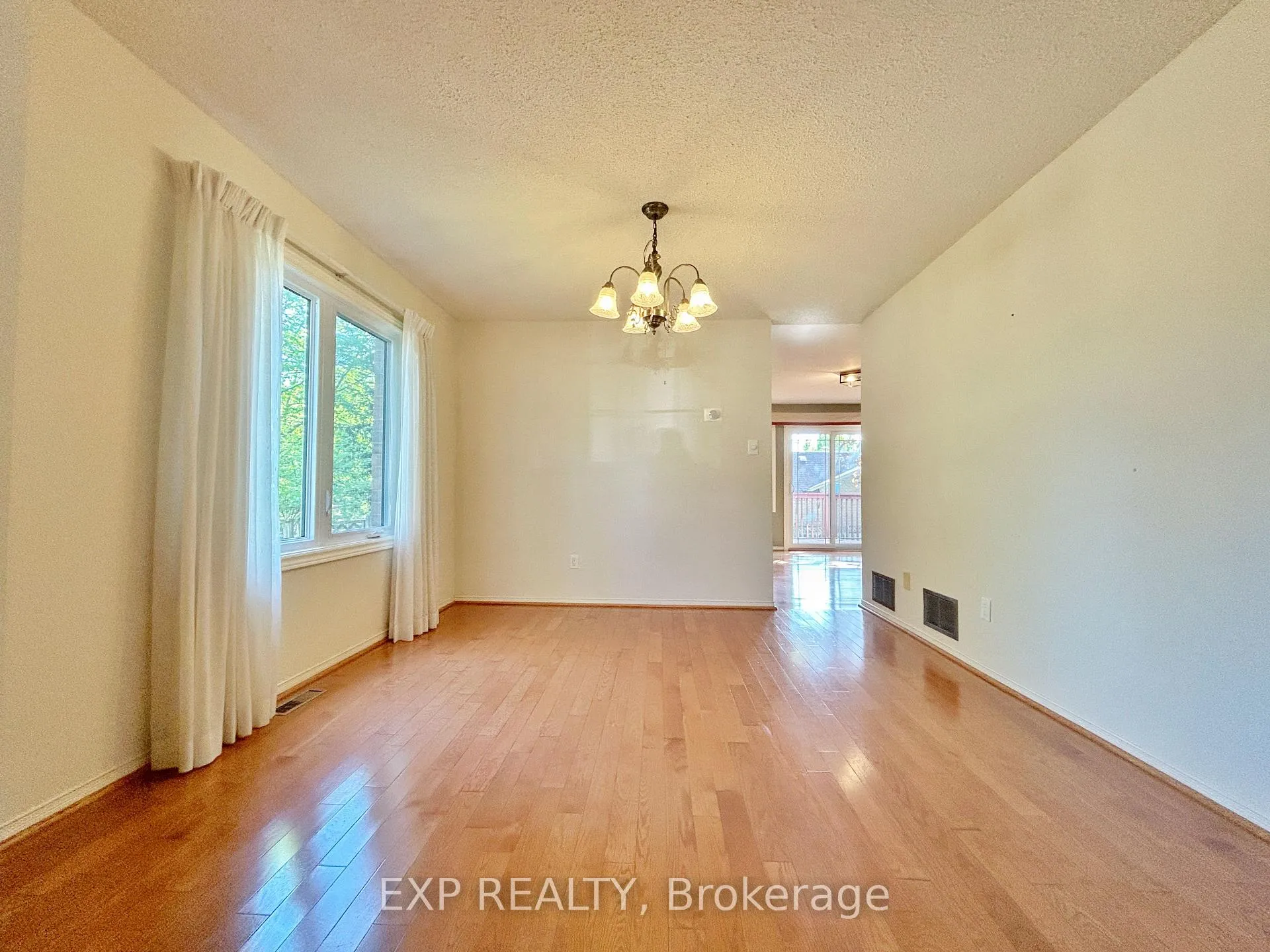 Photo 5 of 23 Haskell Crescent, Aurora, Aurora Highlands — HOMEH