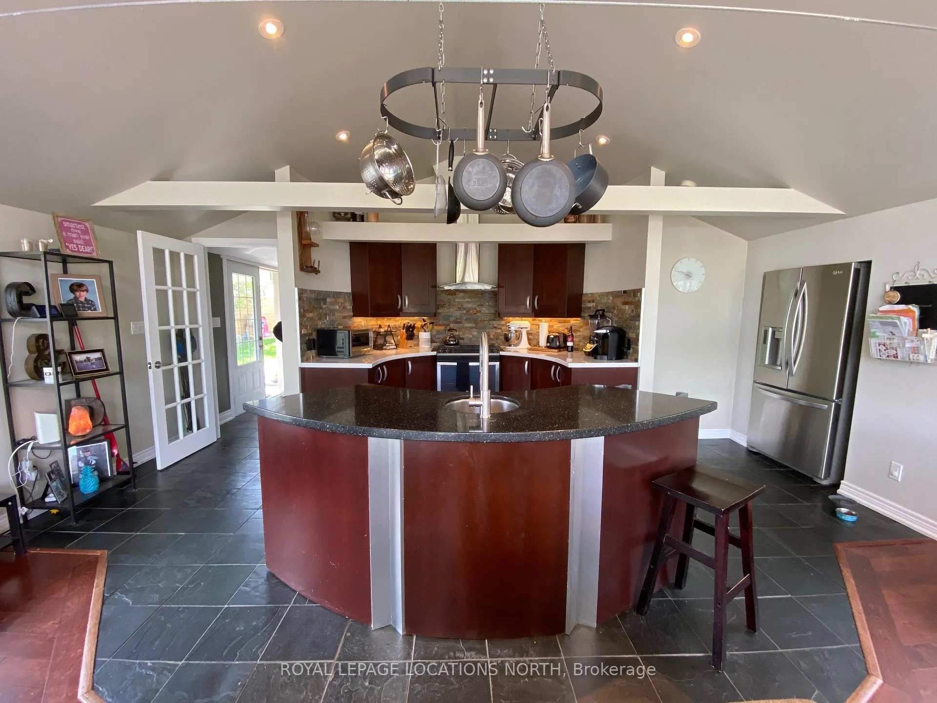 Photo 8 of 807 Mosley Street, Wasaga Beach — HOMEH