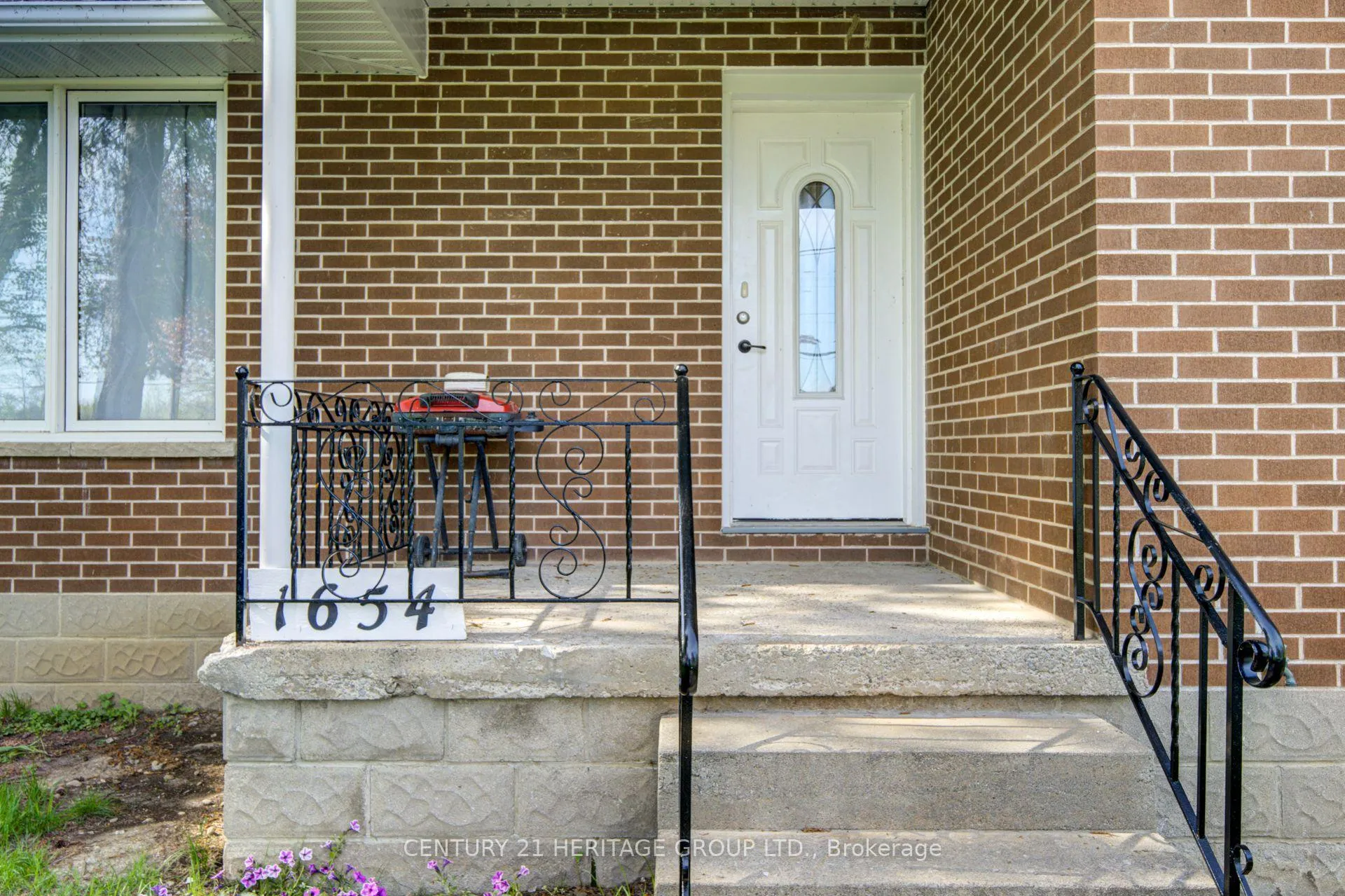 Photo 1 of 1654 Metro Road N, Georgina, Historic Lakeshore Communities — HOMEH
