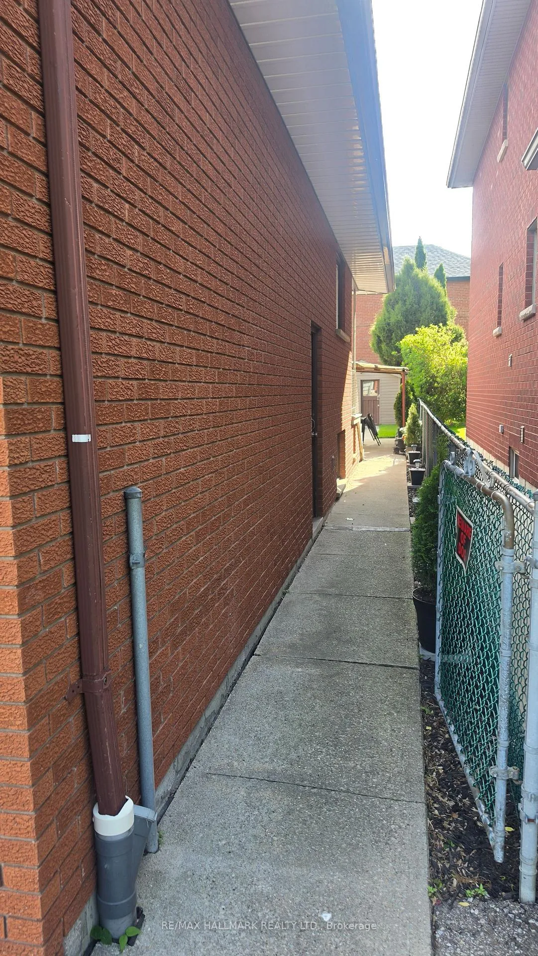 Photo 3 of Unit Lower Level, 110 Milton Street, Etobicoke, Stonegate-Queensway — HOMEH