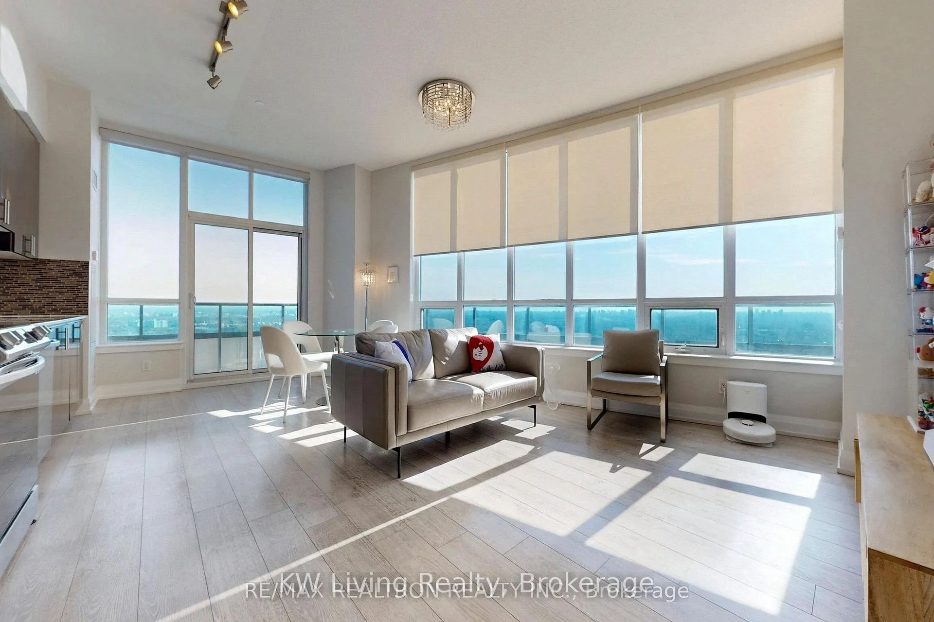 Photo 2 of Unit PH15, 7161 Yonge Street, Markham, Thornhill — HOMEH