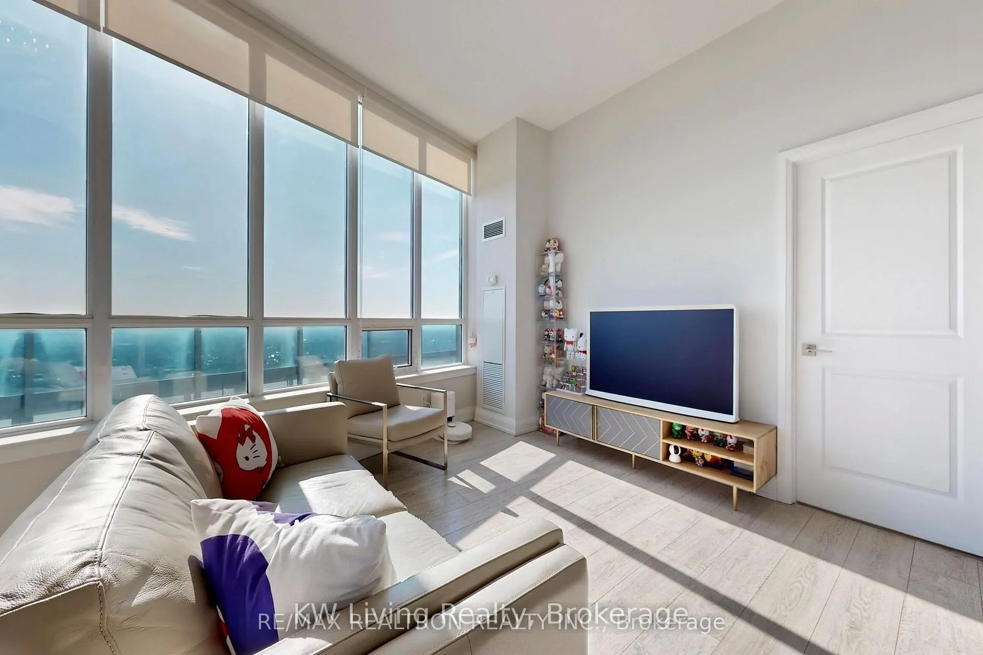 Photo 3 of Unit PH15, 7161 Yonge Street, Markham, Thornhill — HOMEH