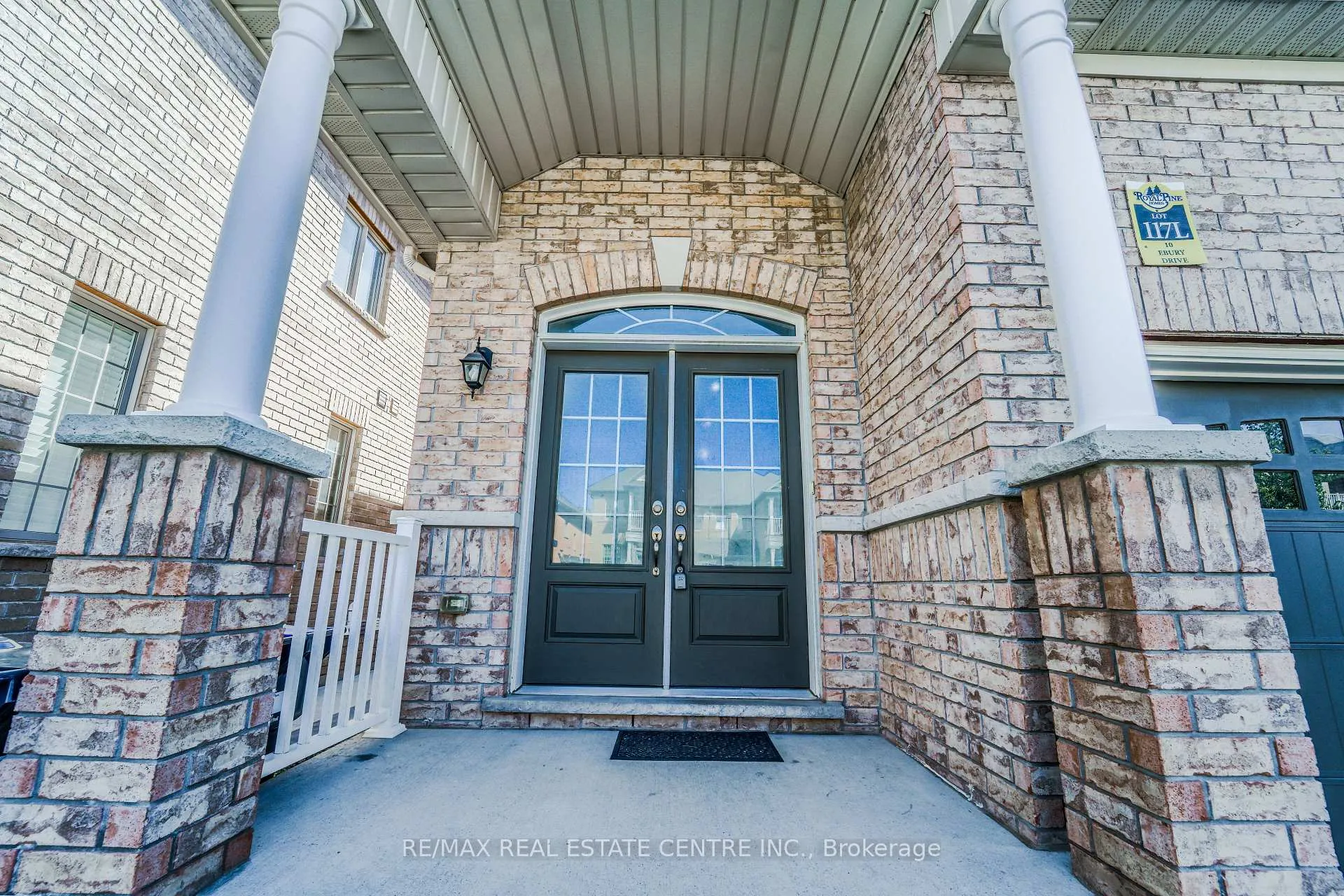 Photo 2 of 10 Ebury Drive, Brampton, Credit Valley — HOMEH