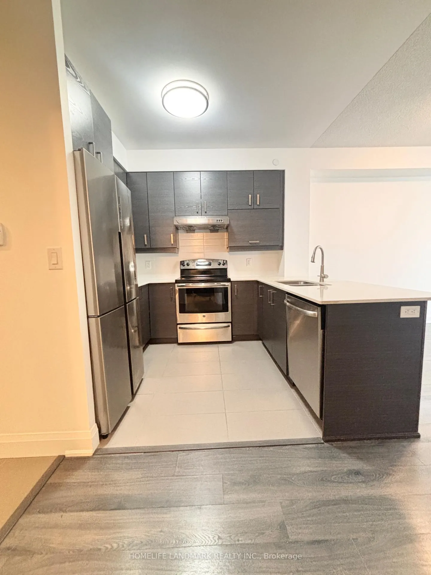 Photo 3 of Unit 207, 1 Uptown Drive, Markham, Unionville — HOMEH
